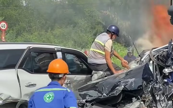 Nhân chứng vụ tai nạn trên cầu Phú Mỹ: Cứu được 2 người, cứu xong chạy xe đi làm bình thường- Ảnh 4. Lan truyền clip nhóm người đập cửa ô tô cứu tài xế vụ tai nạn 8 ô tô trên cầu Phú Mỹ
