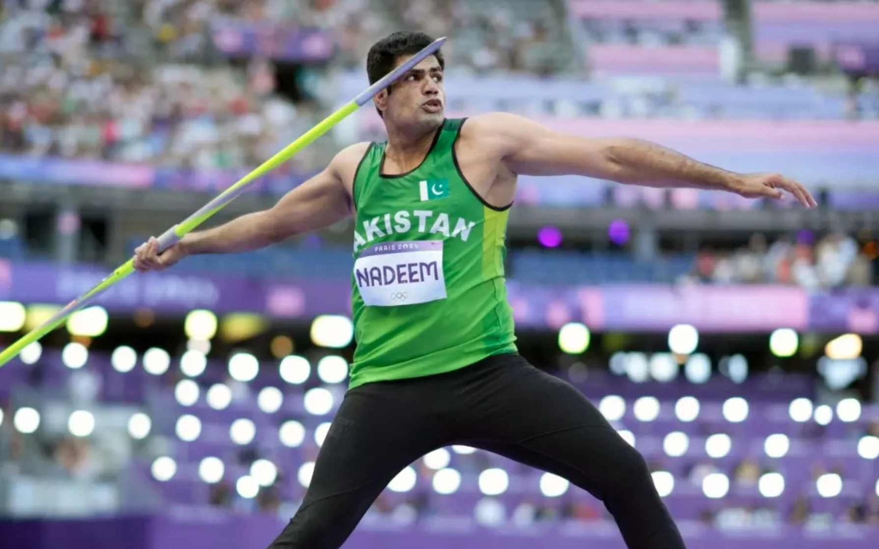 Huy chương Olympic 2024 bị tố kém chất lượng- Ảnh 2. Khán giả ‘đứng hình’ xem cú ném lao phá kỷ lục Olympic của Nadeem