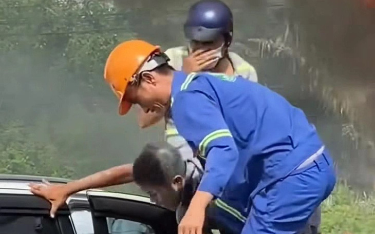 Xả thân cứu người vụ tai nạn cầu Phú Mỹ: Bài học về kỹ năng sống- Ảnh 2. Bạn đọc hết lời khen ngợi những người đập cửa ô tô cứu tài xế bị nạn trên cầu Phú Mỹ