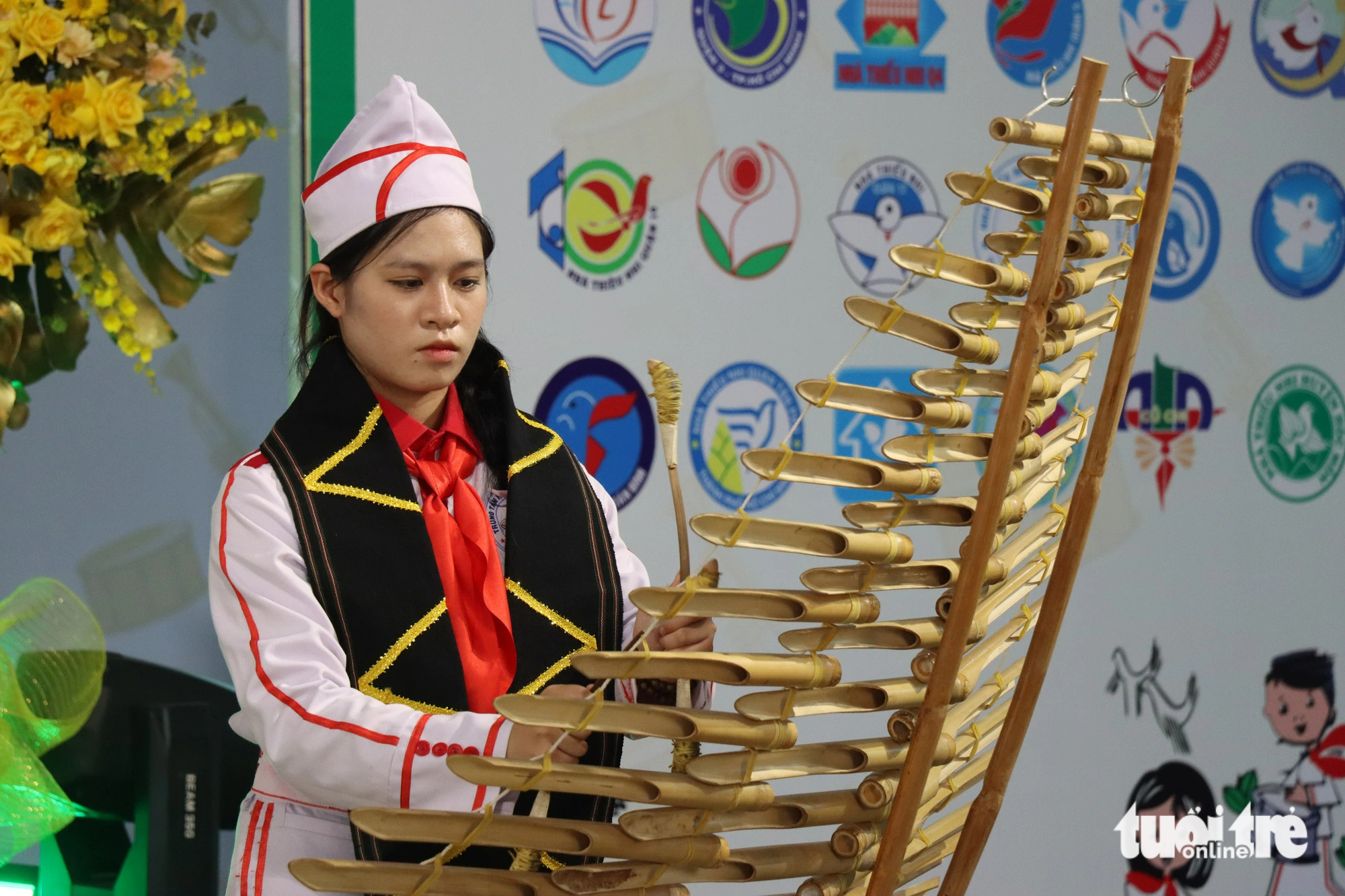 Đội của Trung tâm Hoạt động thanh thiếu nhi tỉnh Lâm Đồng mang đến liên hoan nhiều tiết mục đậm chất núi rừng Tây Nguyên - Ảnh: Q.HUY