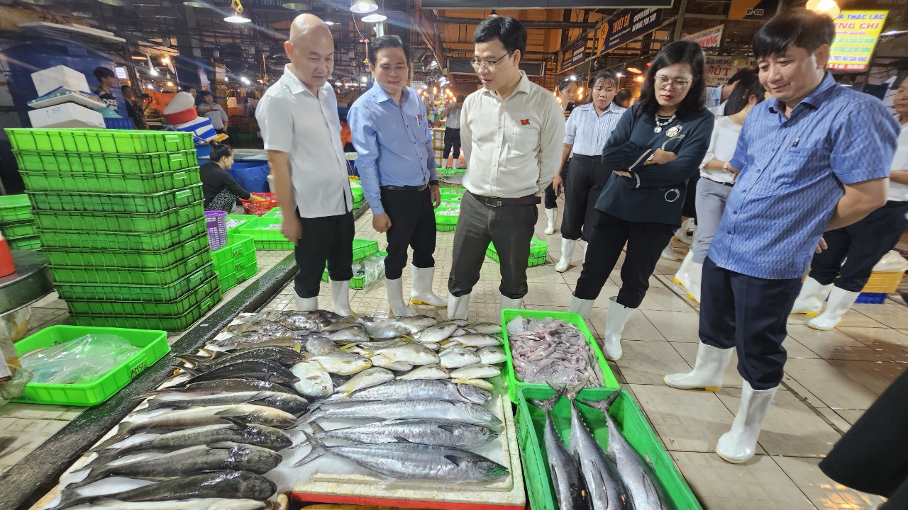 Xung quanh chợ đầu mối không kiểm soát được thì đừng nói đến an toàn thực phẩm- Ảnh 5.