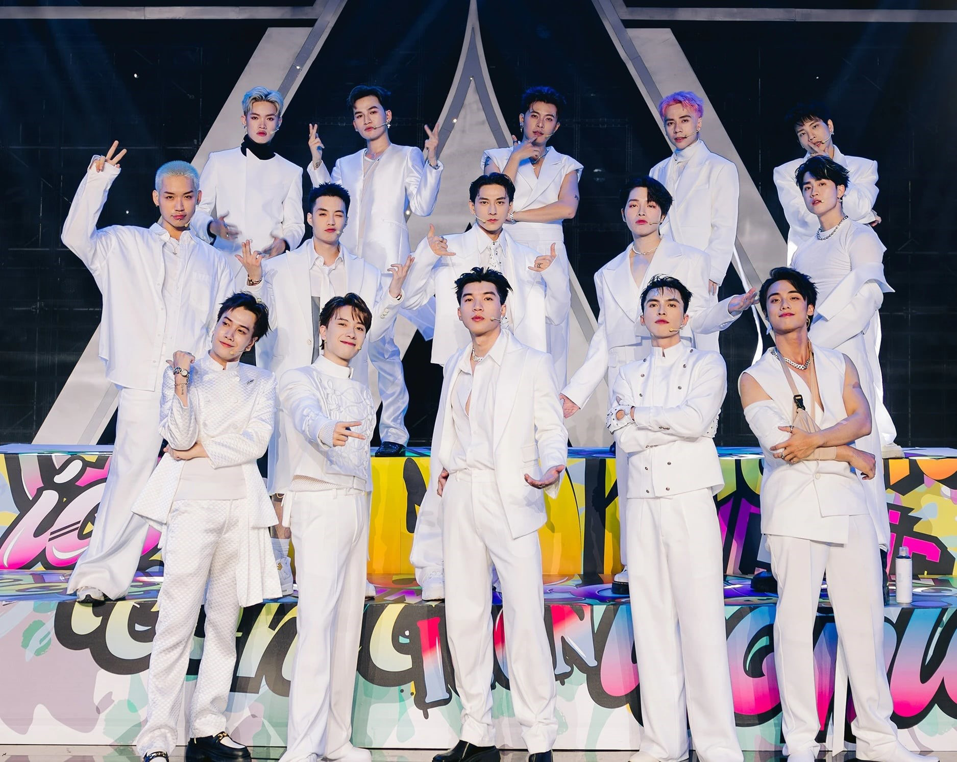 エンターテインメント ニュース 8 月 9 日: BlackPink は円錐形の帽子とバンダナを着用。コンサートをしている酔った兄弟 - 写真 5。