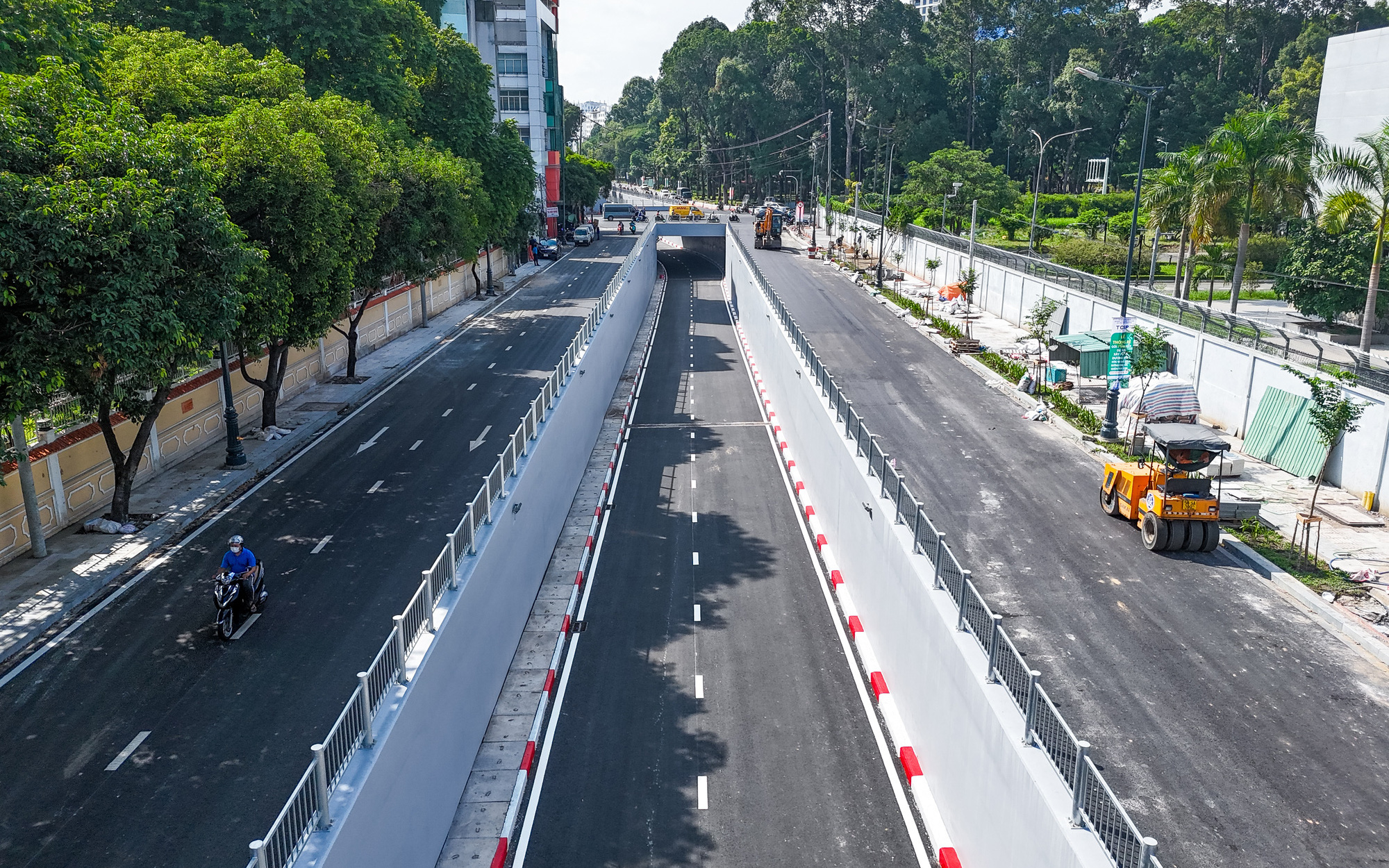 Sau thông xe, người dân đi lại qua hầm chui Trần Quốc Hoàn - Cộng Hòa ra sao?- Ảnh 4. Diện mạo hầm chui cửa ngõ sân bay Tân Sơn Nhất đã hoàn thiện 99%