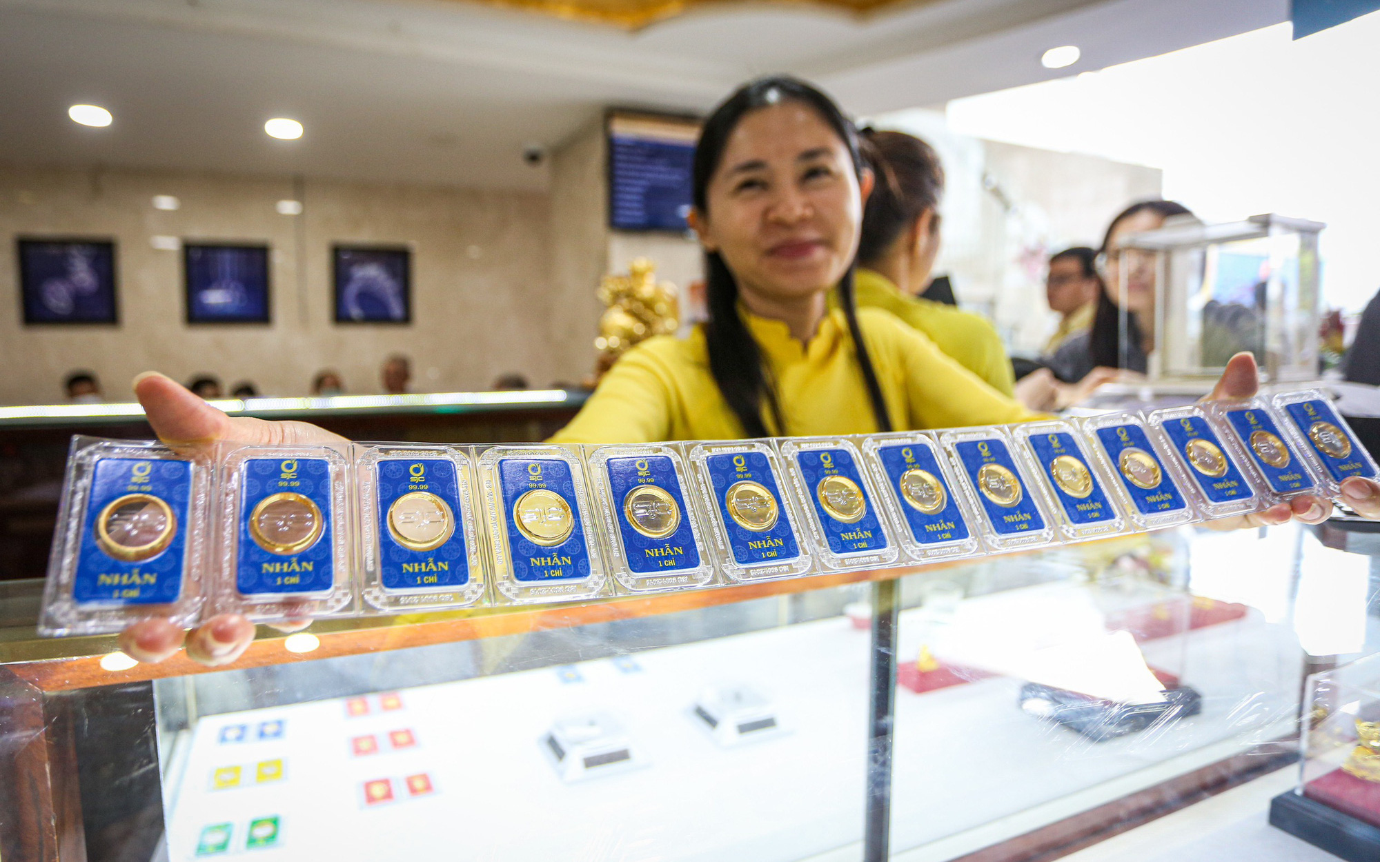 Giá vàng thế giới buổi tối bật tăng mạnh- Ảnh 2. Giá vàng nhẫn tăng mạnh gần bằng giá vàng miếng SJC