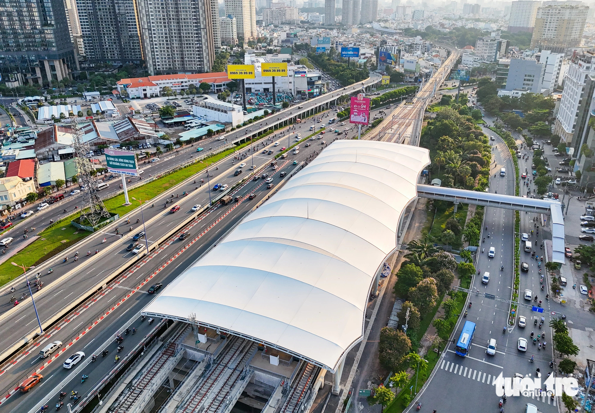 Diện mạo các cầu đi bộ kết nối ga metro số 1 những ngày sắp về đích - Ảnh 12.