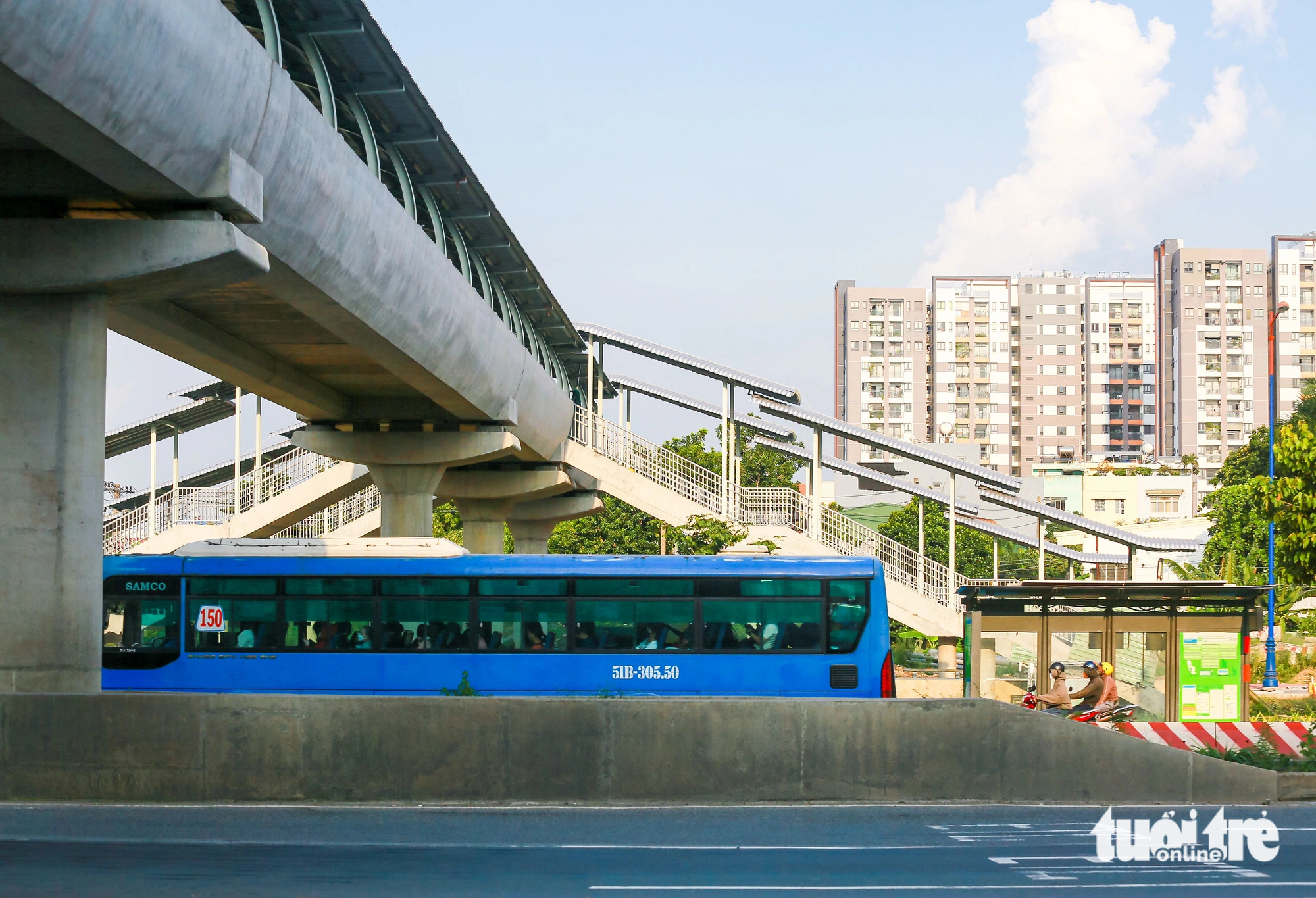 Diện mạo các cầu đi bộ kết nối ga metro số 1 những ngày sắp về đích - Ảnh 15.