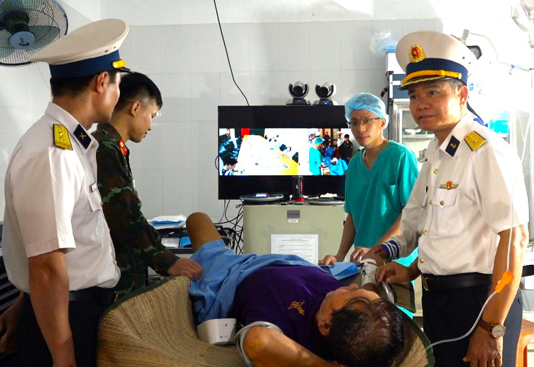 Trung tâm y tế Trường Sa cấp cứu ngư dân bị dây lưới tàu quấn vào chân, đứt gần lìa cổ chân - Ảnh 1. Quân y Trường Sa cấp cứu ngư dân gặp nạn gần đứt gần lìa cổ chân - Ảnh 1.