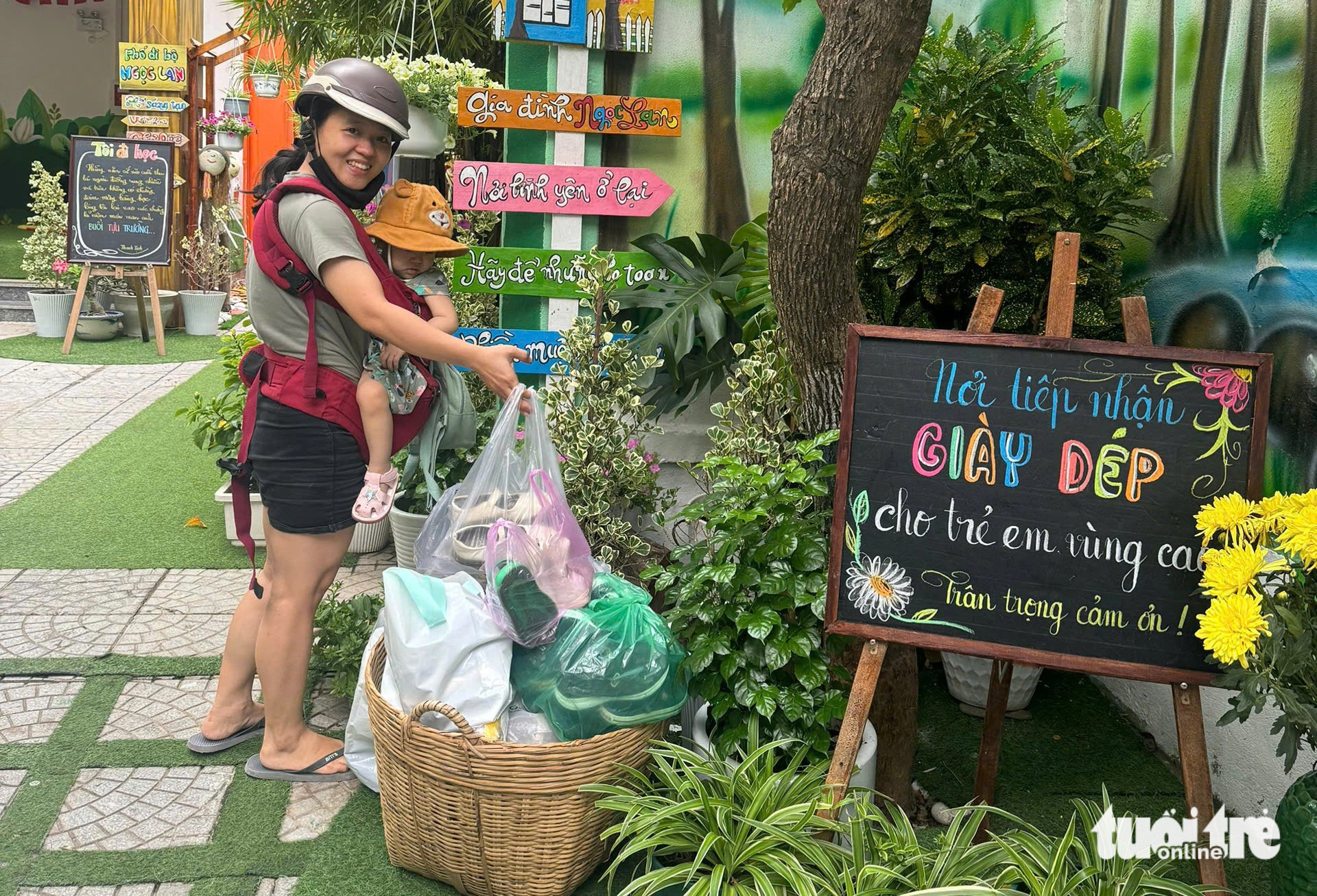 Cô trò ở Đà Nẵng quyên góp từng đôi dép cũ cho trẻ vùng lũ miền Bắc - Ảnh 3.