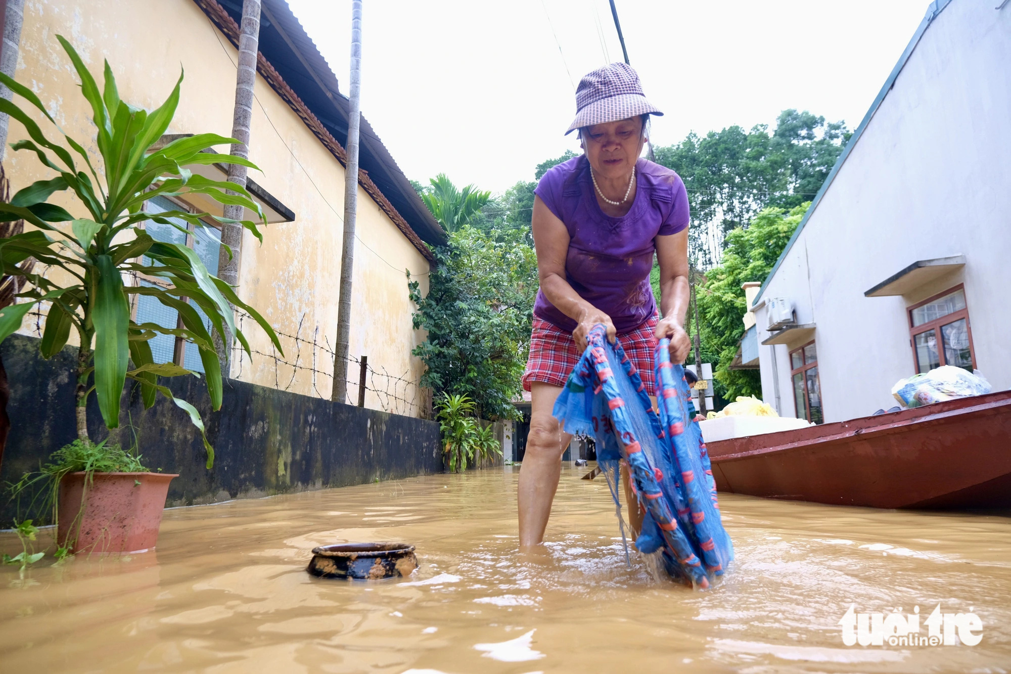 Trên chiếc xuồng cứu hộ, báo Tuổi Trẻ trao quà cứu trợ khẩn cấp đến bà con vùng lũ - Ảnh 3.