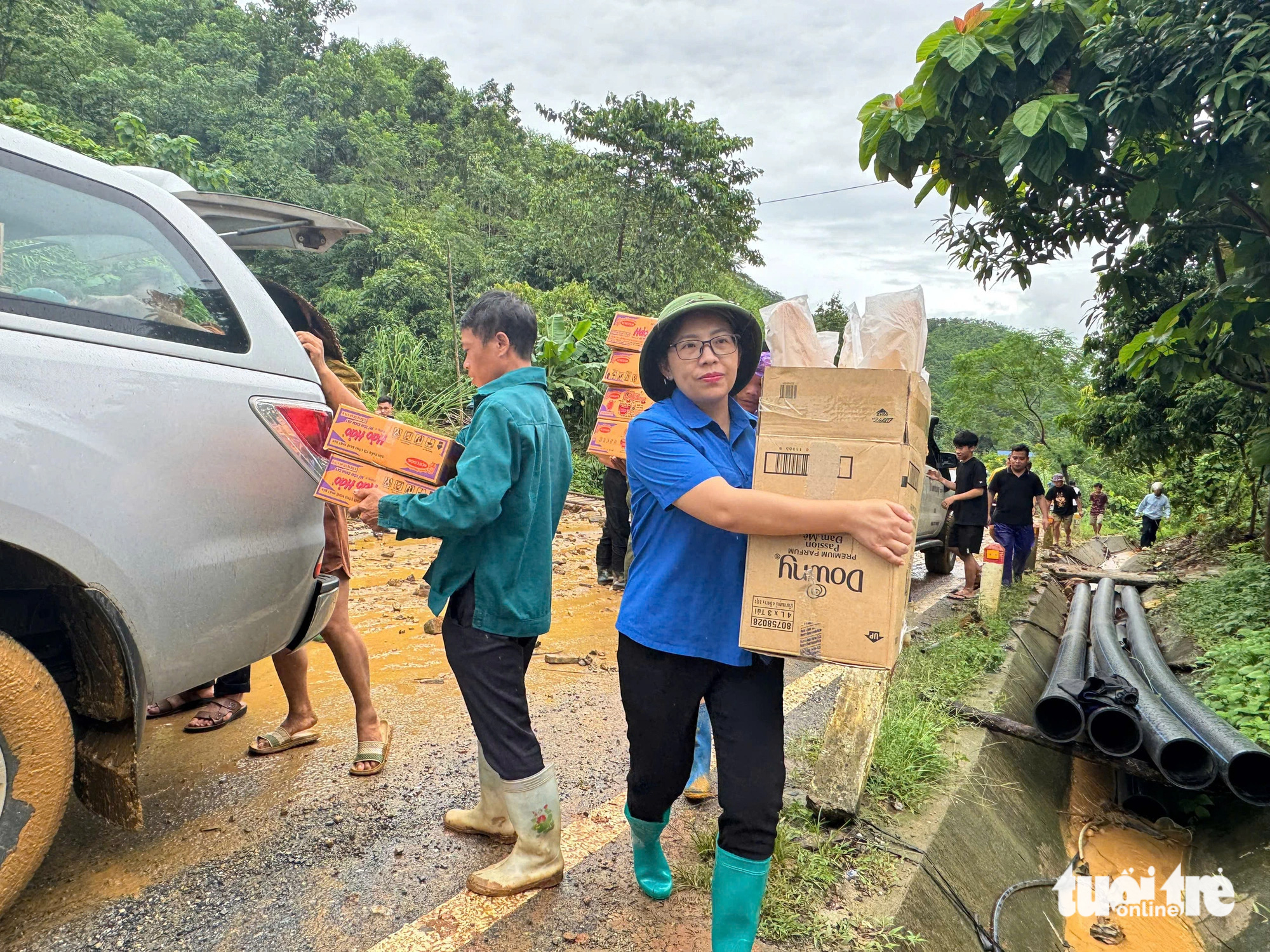 Trên chiếc xuồng cứu hộ, báo Tuổi Trẻ trao quà cứu trợ khẩn cấp đến bà con vùng lũ - Ảnh 4.