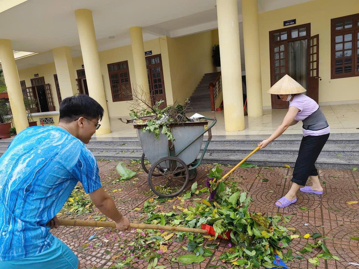 Thầy trò, phụ huynh tất bật dọn dẹp trường lớp sau bão - Ảnh 3.