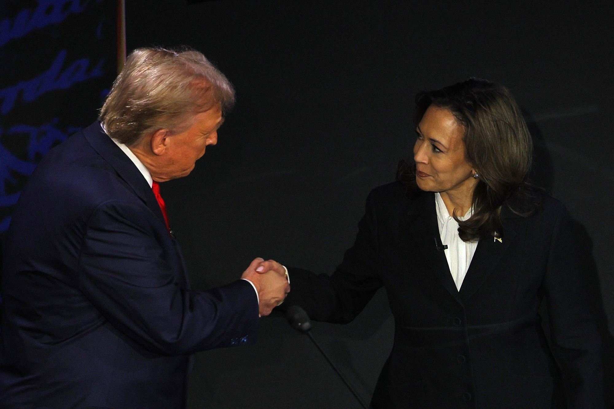 Ông Trump và bà Harris 'so găng' trong cuộc tranh luận đầu tiên - Ảnh 2.