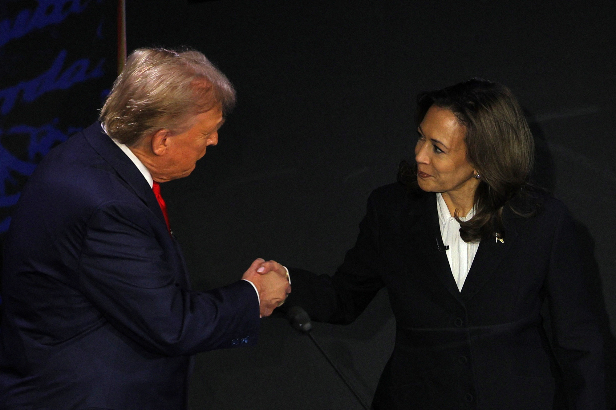 Đánh giá cuộc tranh luận Trump - Harris: Ai nhỉnh hơn? - Ảnh 1.