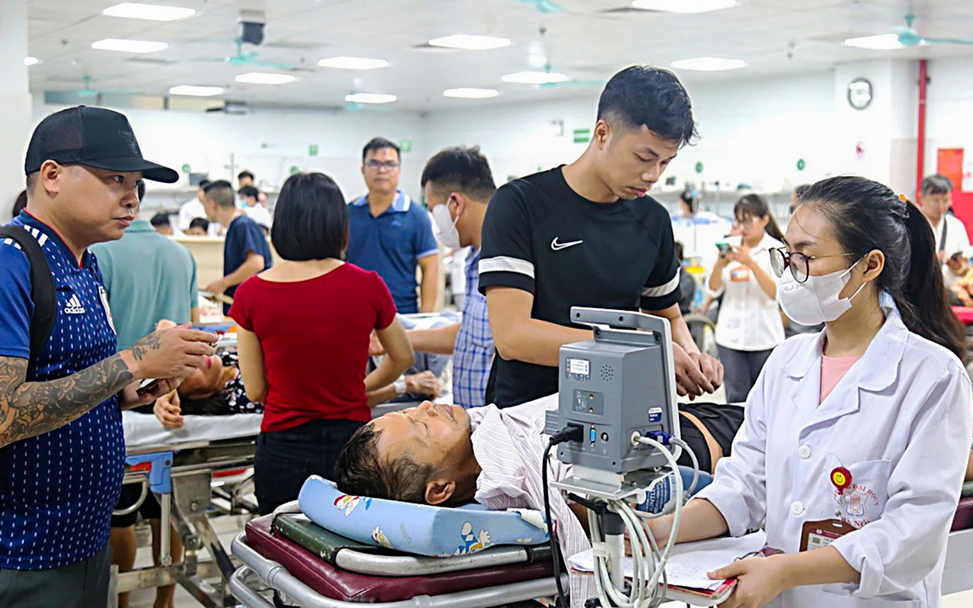 Mất điện, hàng chục bác sĩ đứng soi đèn cho ca mổ đẻ trong mưa lũ ở Tuyên Quang - Ảnh 3.