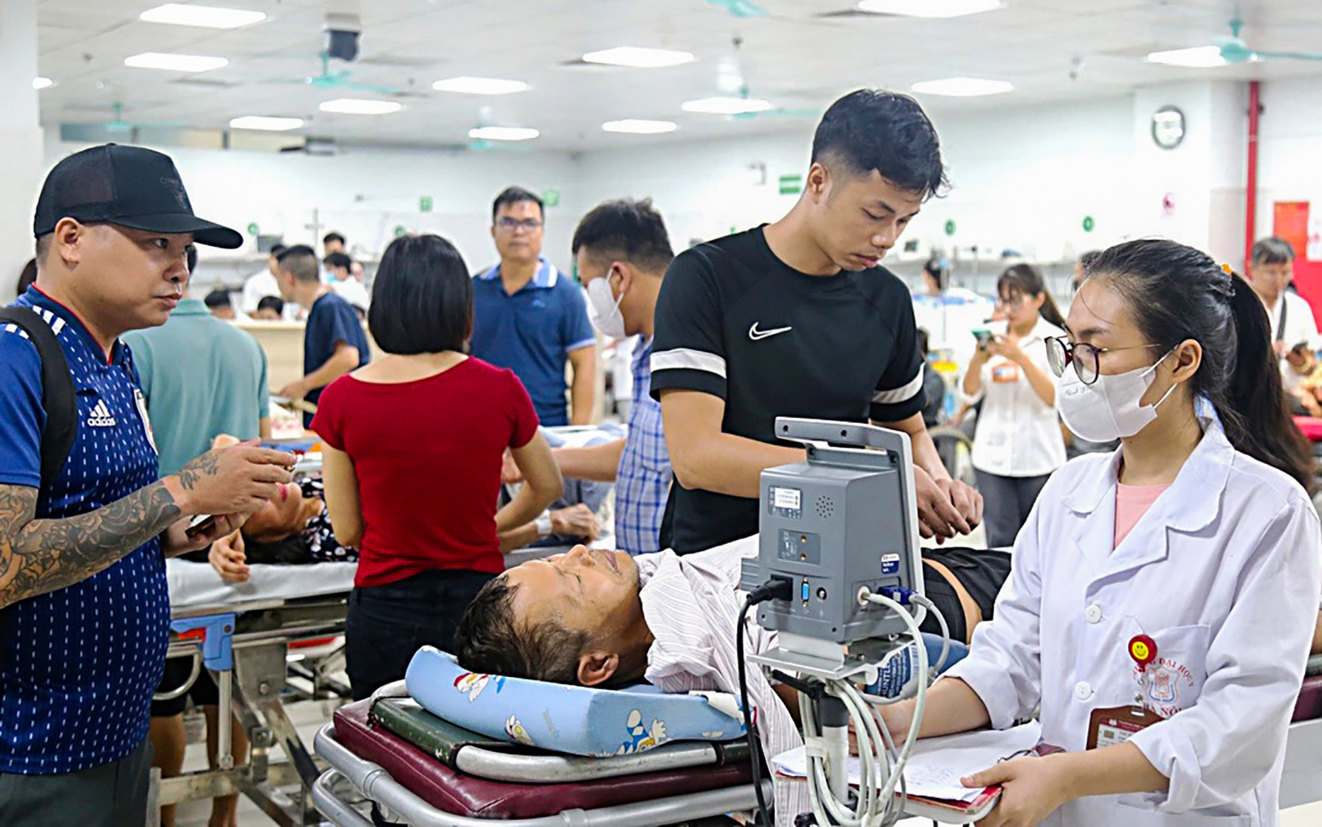 Bệnh viện căng mình cứu người trong mưa lũ - Ảnh 1. Bệnh viện căng mình cứu người trong mưa lũ - Ảnh 2.