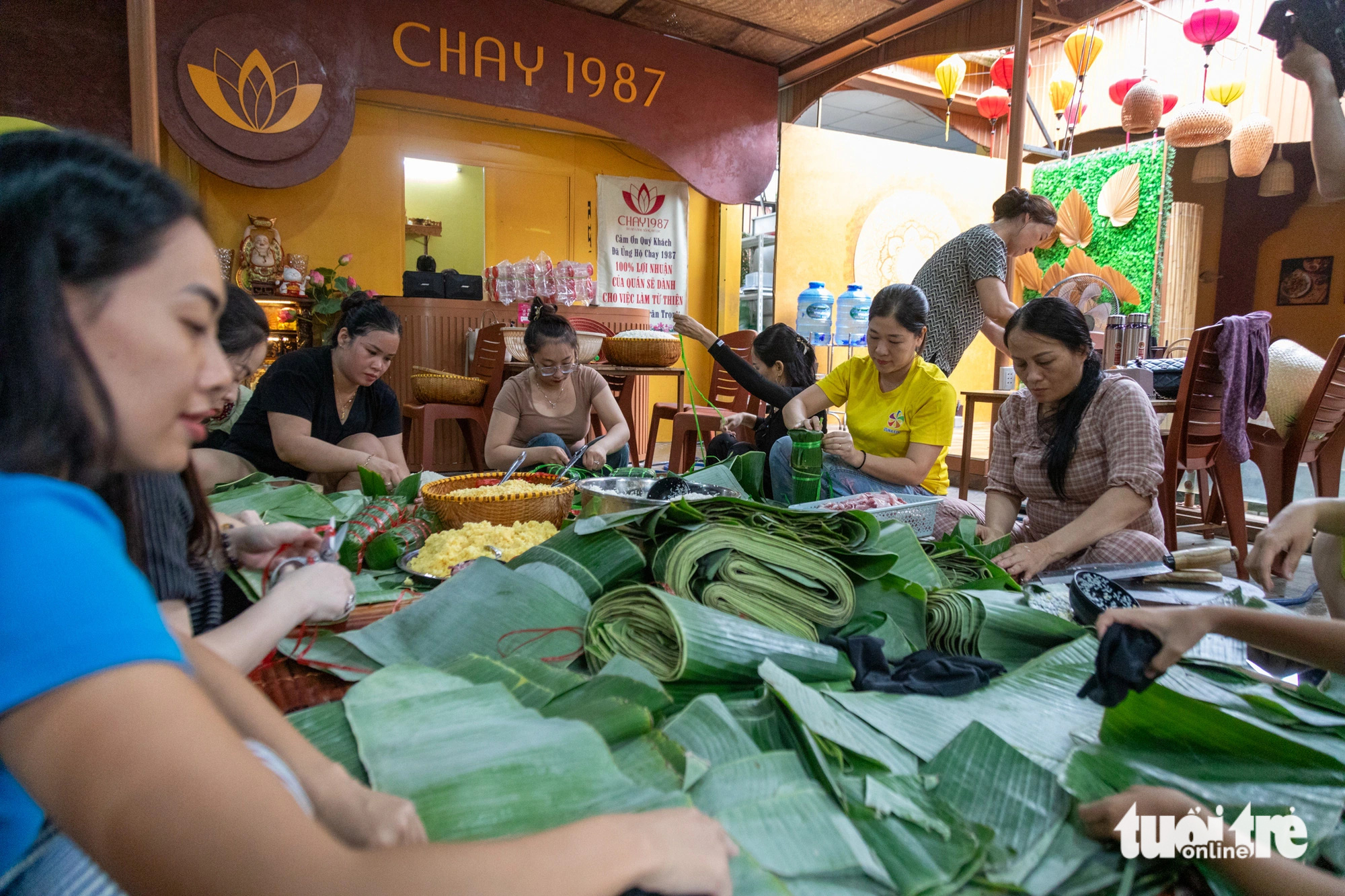 Đáng yêu người dân gói bánh, hàng quán tặng một ngày doanh thu ủng hộ phía Bắc - Ảnh 1.