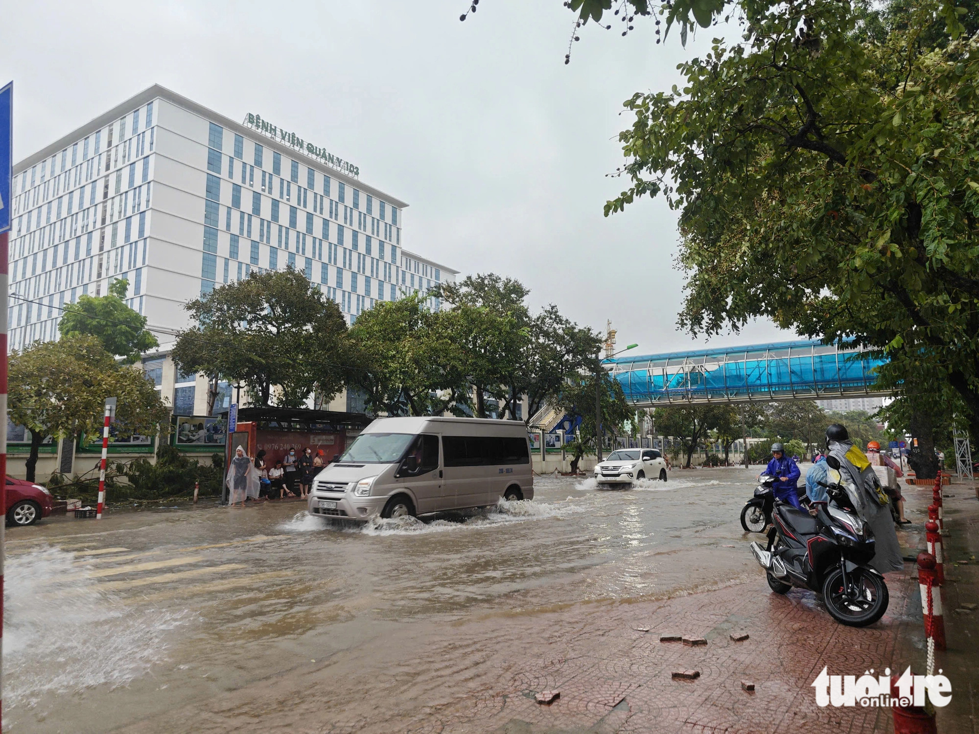 Mưa lũ, Bệnh viện K tăng thêm giường, miễn phí lưu trú cho bệnh nhân - Ảnh 7.