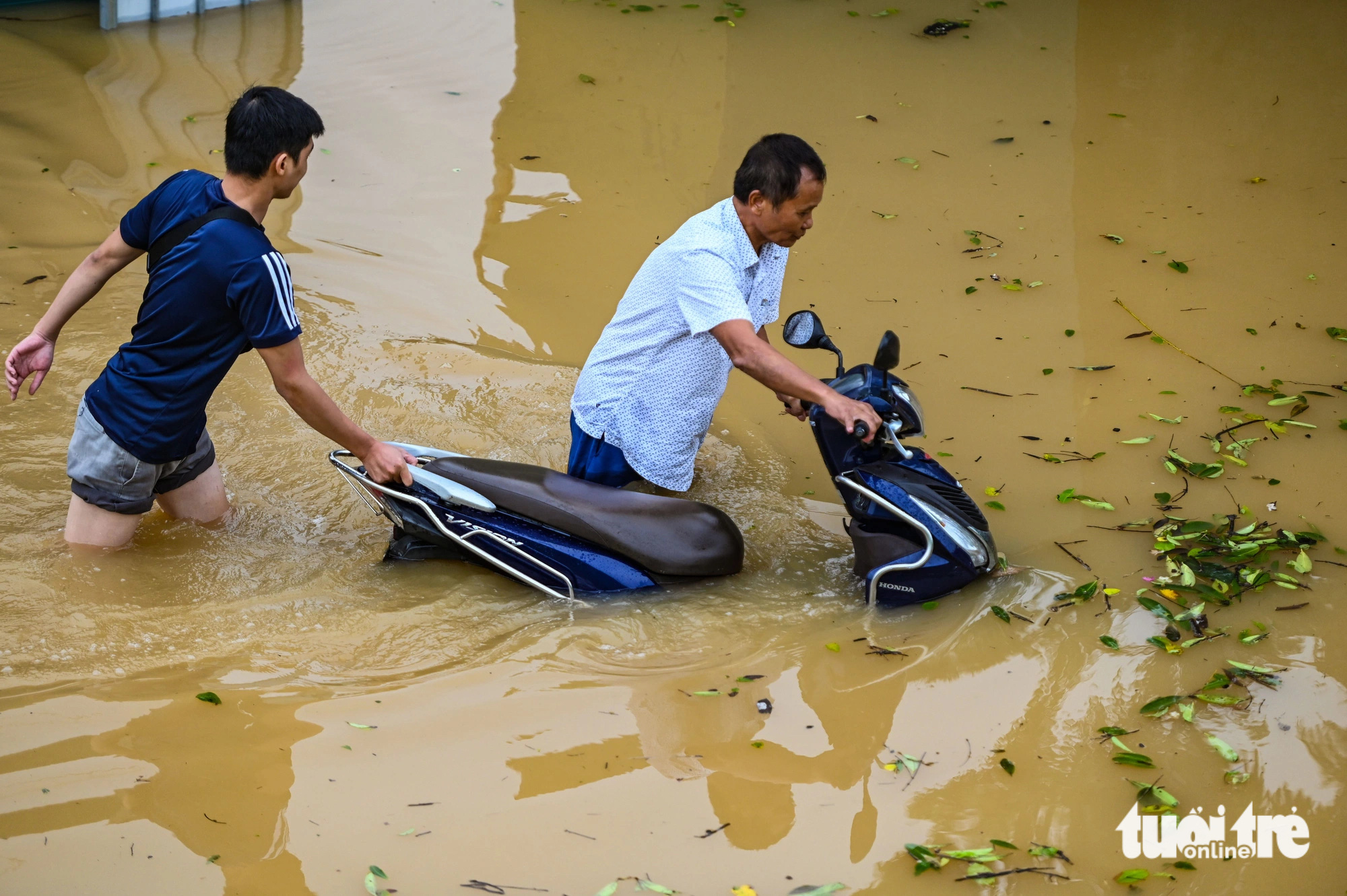 Nhóm bạn trẻ chèo SUP xuyên đêm 'giải cứu' nhiều người kẹt ở khu dân cư sát sông Hồng - Ảnh 6.