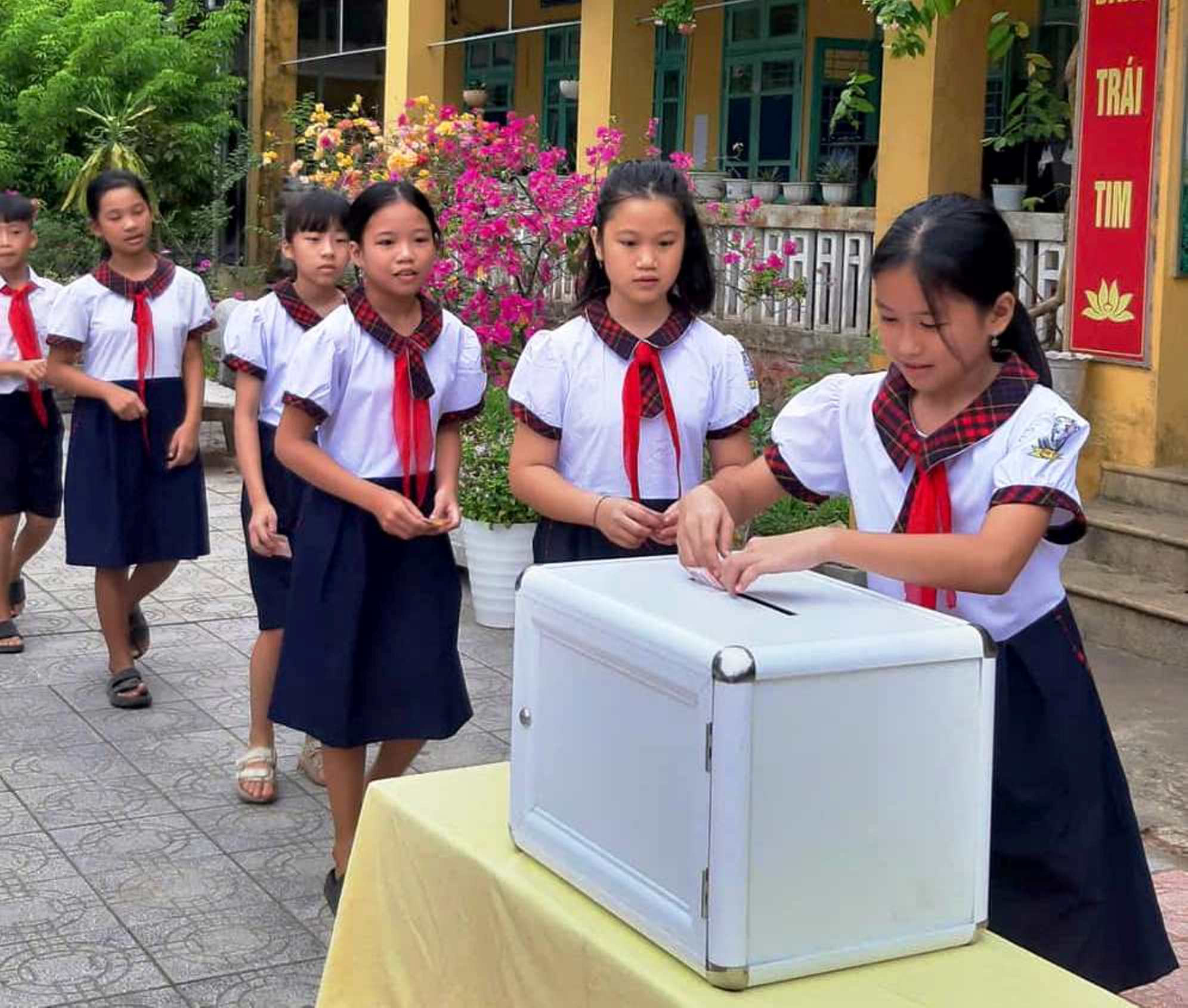 Bà con Tây Nguyên gửi ngàn cái ôm và nhu yếu phẩm tới đồng bào miền Bắc - Ảnh 4.