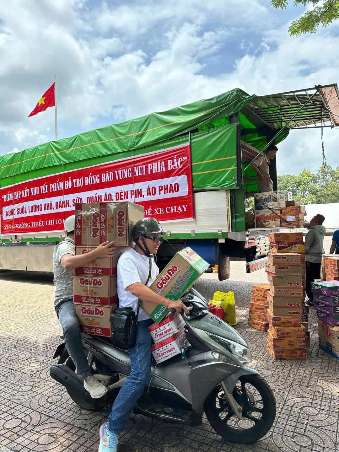 Bà con Tây Nguyên gửi ngàn cái ôm và nhu yếu phẩm tới đồng bào miền Bắc - Ảnh 3.