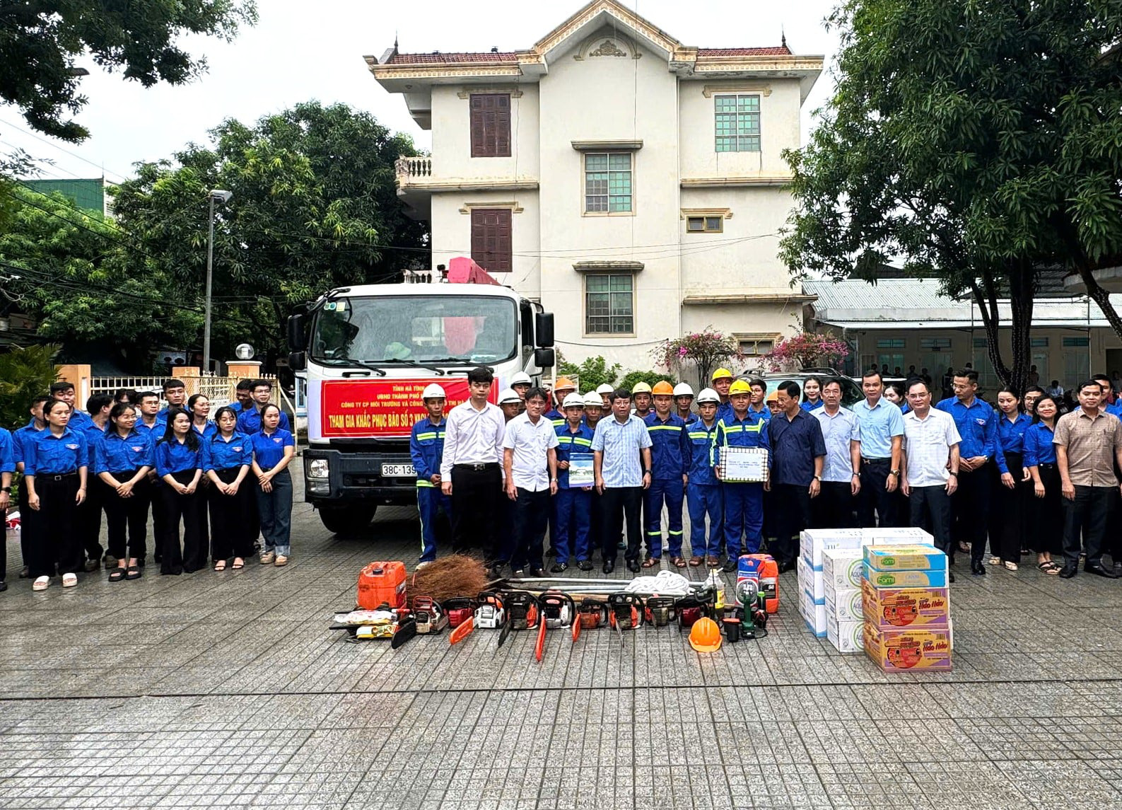 Bà con Tây Nguyên gửi ngàn cái ôm và nhu yếu phẩm tới đồng bào miền Bắc - Ảnh 8.