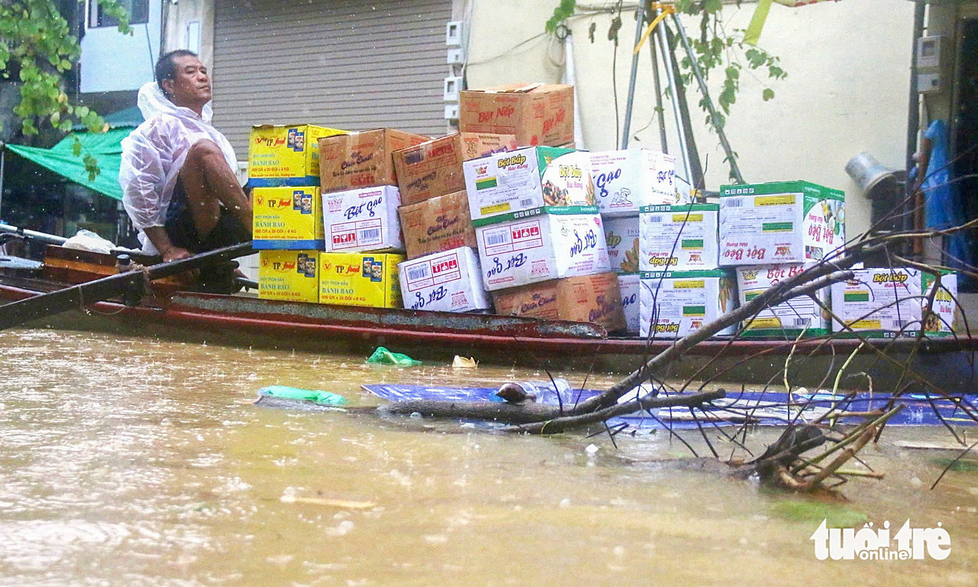 Ngồi thuyền đi sâu vào 'rốn lũ' quận Hoàn Kiếm chứng kiến cảnh người Hà Nội bị ngập lút mái nhà - Ảnh 6.