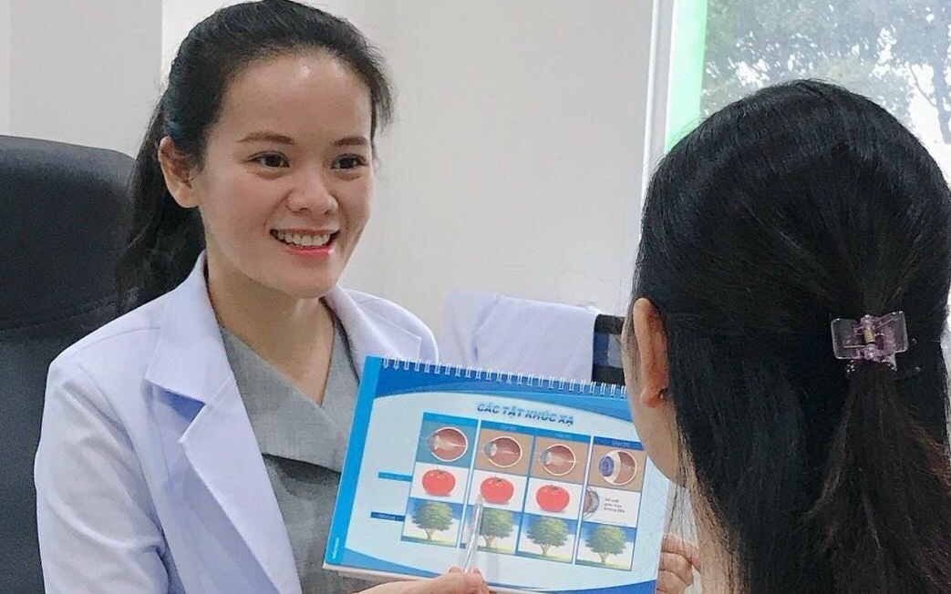 Trẻ cận thị tăng cao, phải ngăn bệnh từ sớm - Ảnh 2.