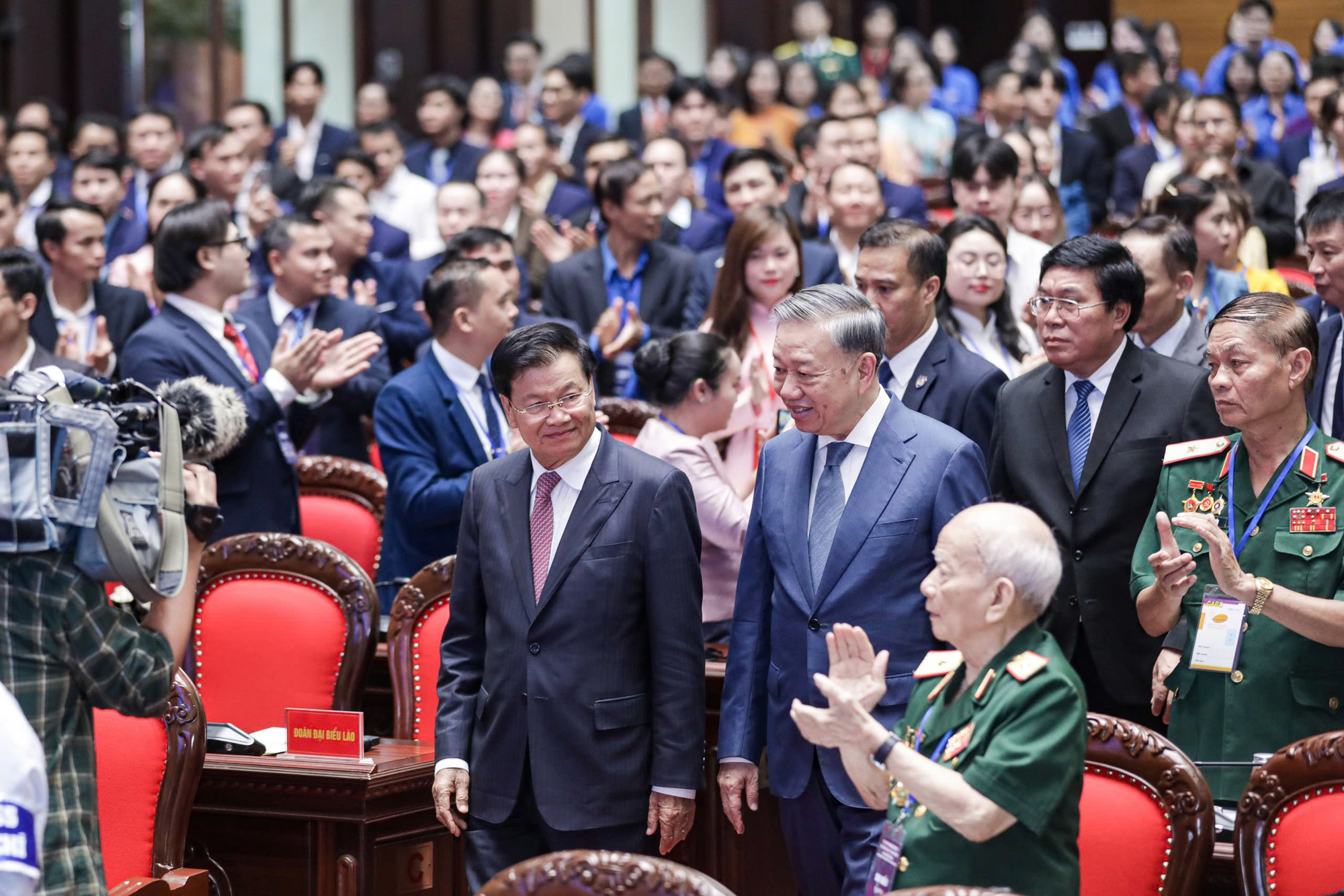 Tổng Bí thư, Chủ tịch nước Lào đọc thơ bác Hồ, nói về 4 chữ tình trong quan hệ với Việt Nam - Ảnh 6.