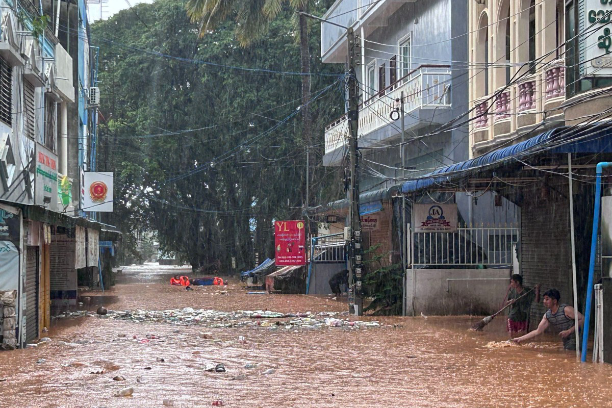 Lũ lụt kinh hoàng ở Lào, Thái Lan, Myanmar sau bão Yagi, người dân phải leo mái nhà - Ảnh 10.