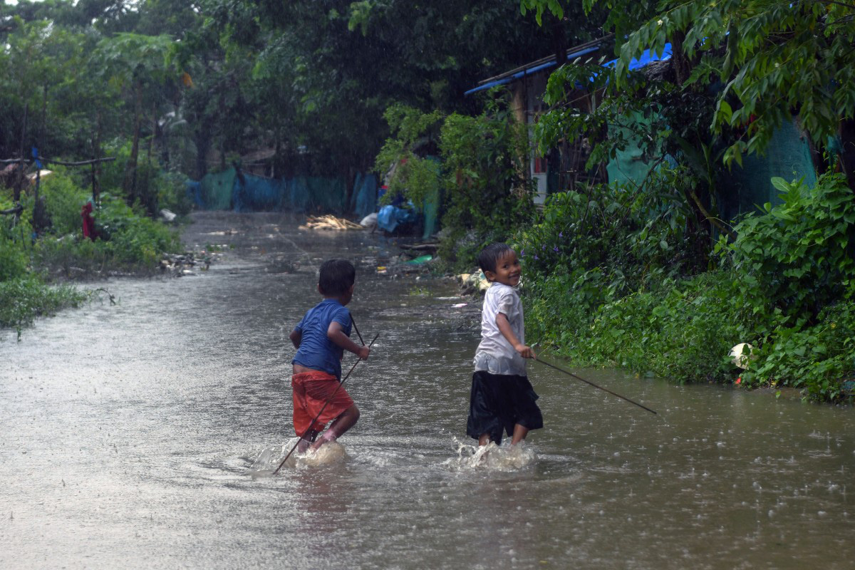 Lũ lụt kinh hoàng ở Lào, Thái Lan, Myanmar sau bão Yagi, người dân phải leo mái nhà - Ảnh 9.