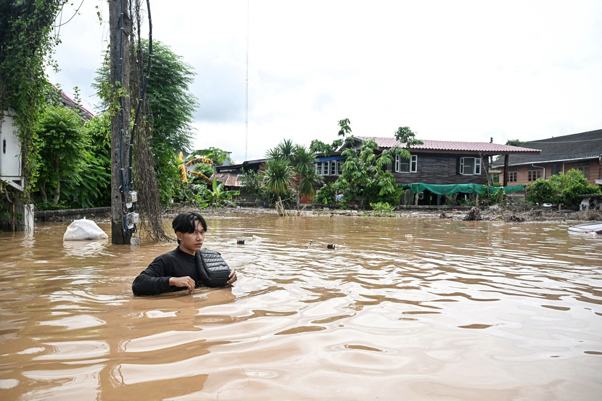 Lũ lụt kinh hoàng ở Lào, Thái Lan, Myanmar sau bão Yagi, người dân phải leo mái nhà - Ảnh 4.