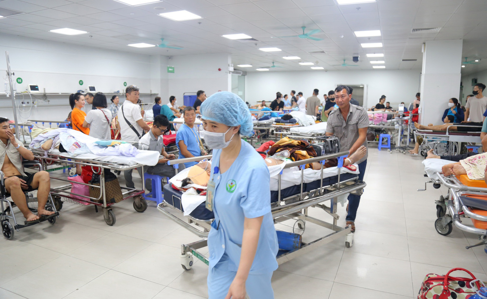 Có người gặp nạn trong mưa lũ, cứu giúp ra sao? - Ảnh 1. Có người gặp nạn trong mưa lũ, cứu giúp ra sao? - Ảnh 1.