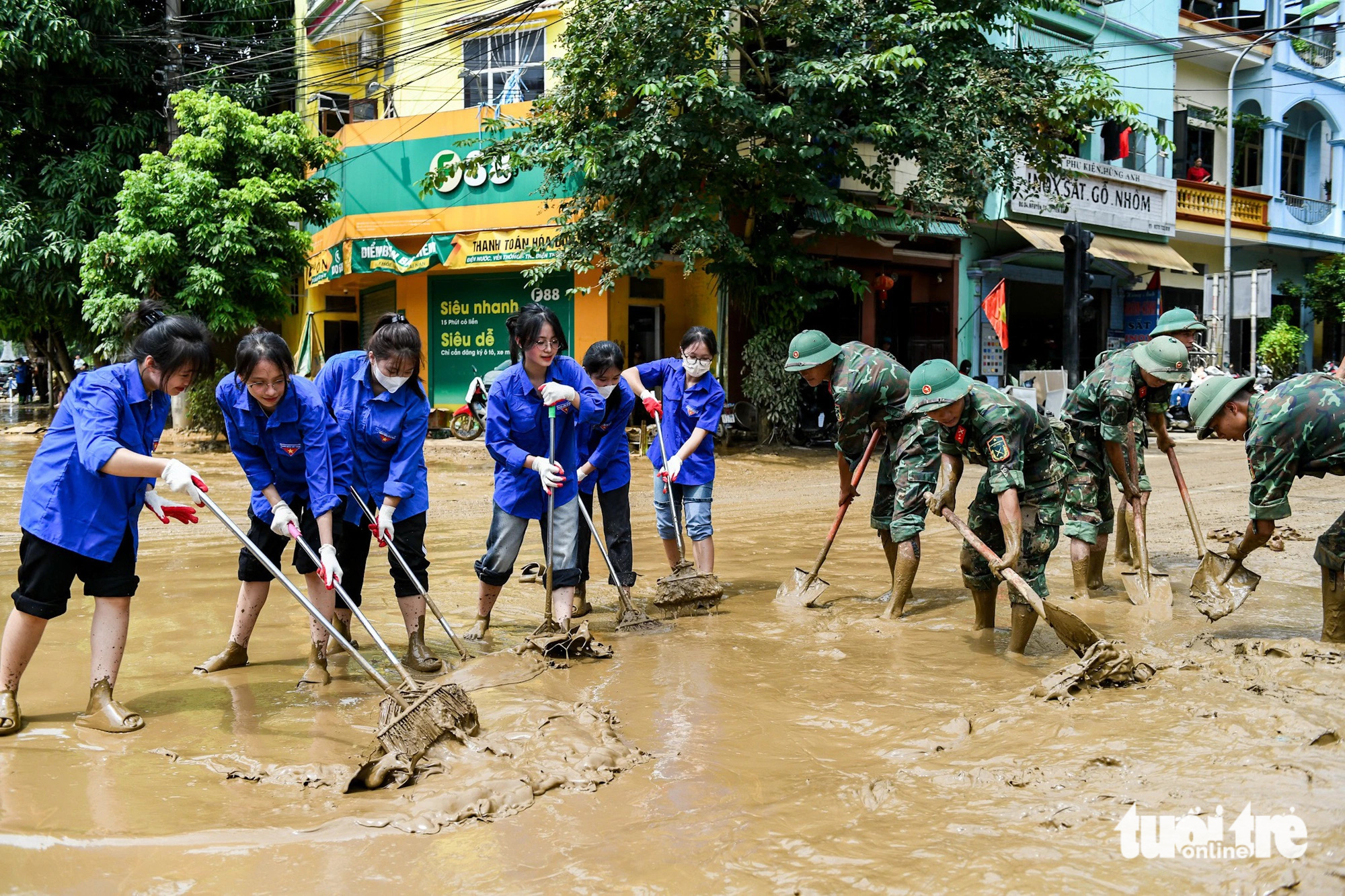 Áo xanh tỏa khắp thành phố, giúp bà con vùng lũ Yên Bái cào bùn, dọn rác thải - Ảnh 6.