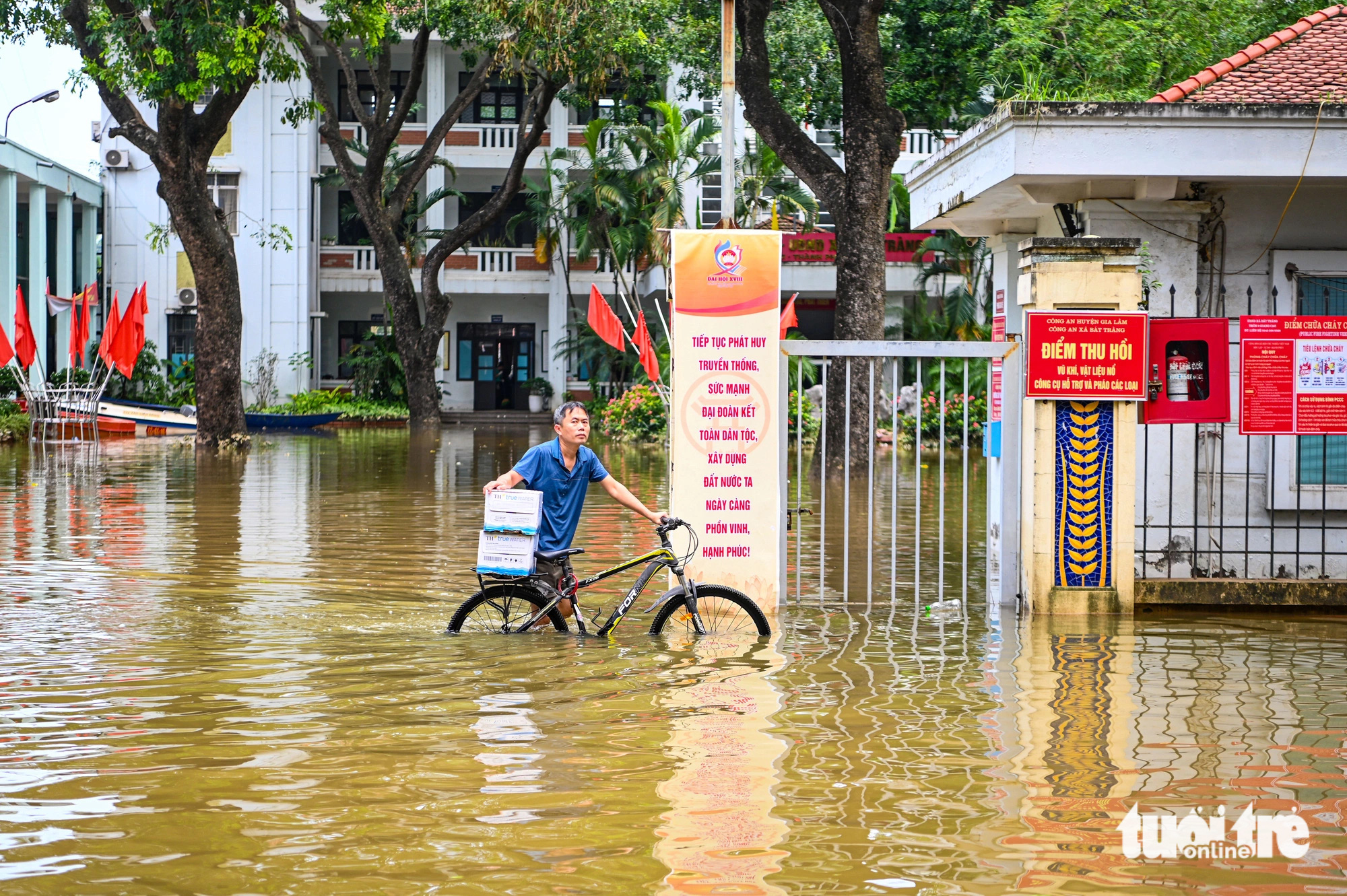 Tiểu thương ở Bát Tràng xót xa đập bỏ những cặp lục bình cả trăm triệu bị vỡ, mẻ do lũ - Ảnh 6.