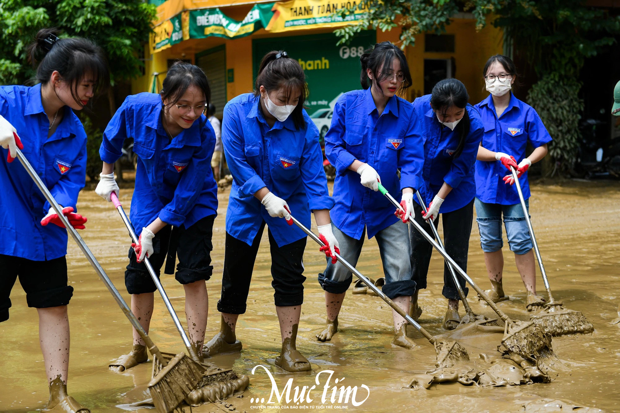 Nước lũ vừa rút, bạn trẻ Yên Bái lội bùn khắc phục hậu quả thiên tai- Ảnh 2.