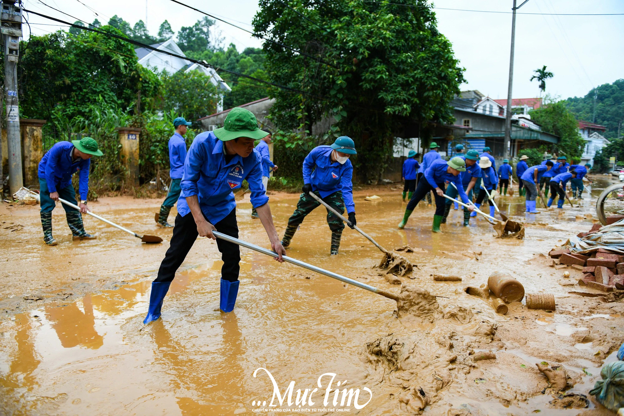 Nước lũ vừa rút, bạn trẻ Yên Bái lội bùn khắc phục hậu quả thiên tai- Ảnh 4.