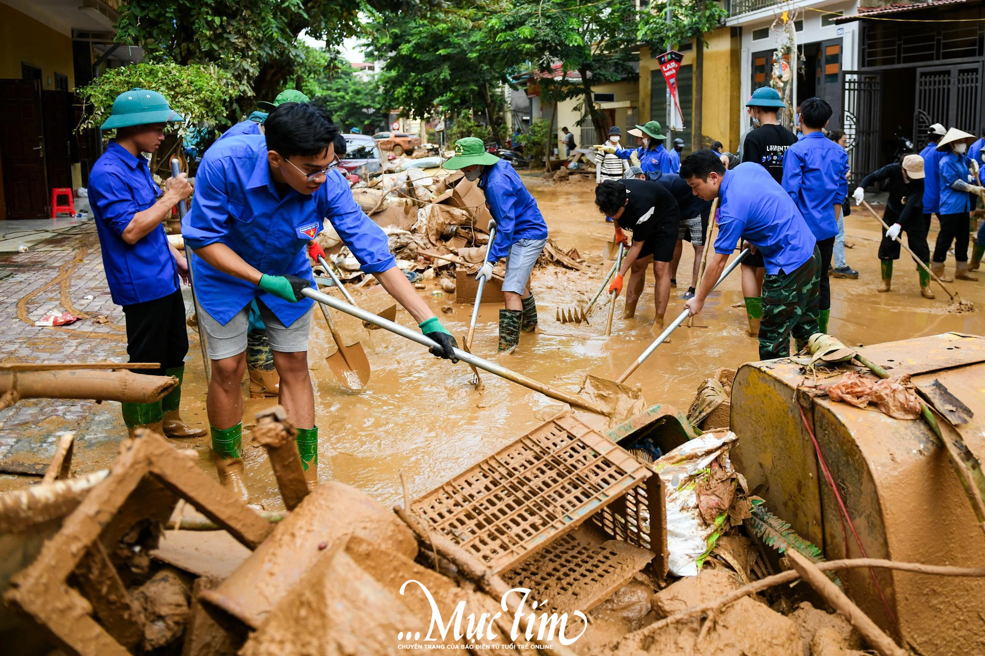 Nước lũ vừa rút, bạn trẻ Yên Bái lội bùn khắc phục hậu quả thiên tai- Ảnh 5.