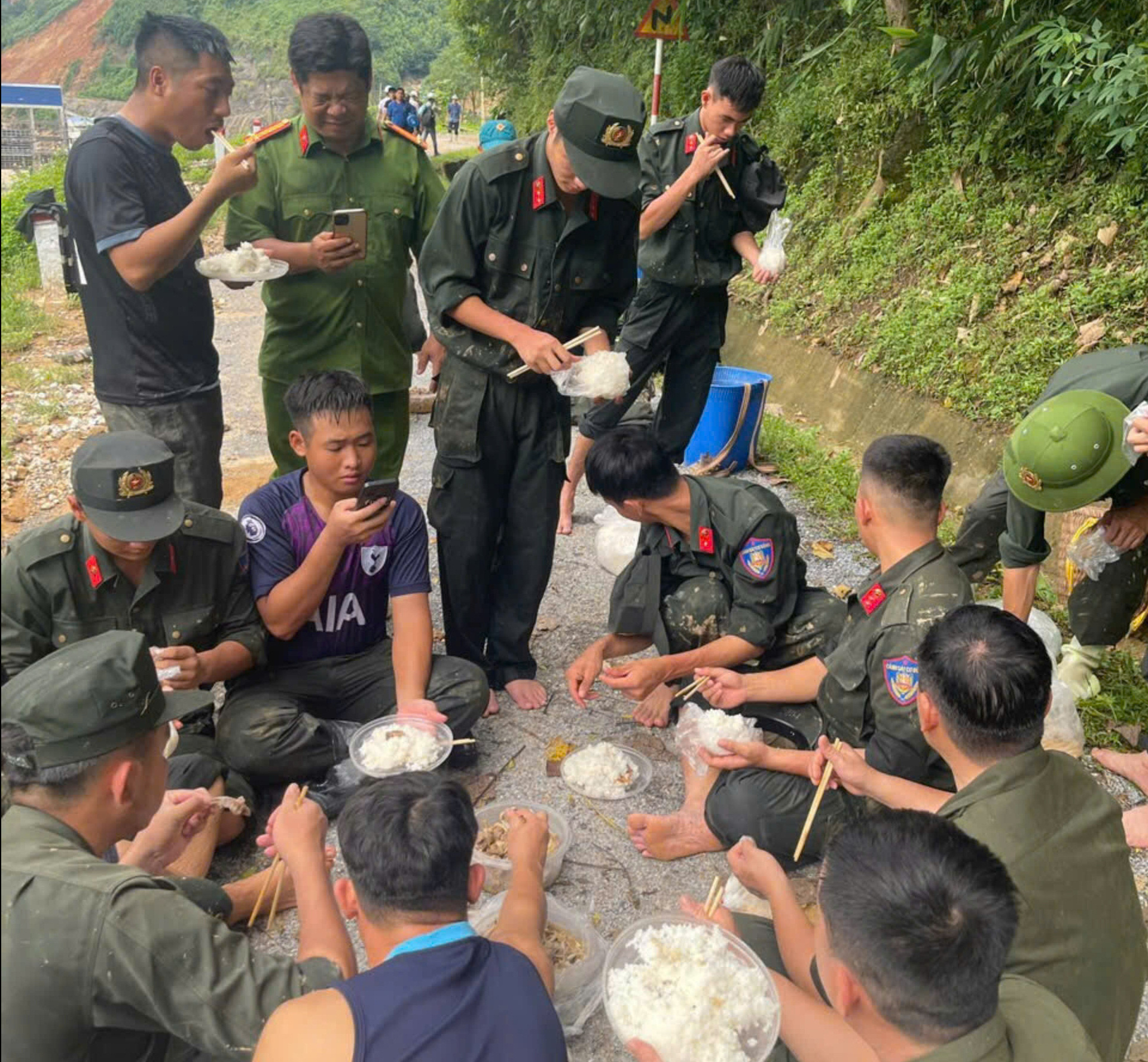 Bộ trưởng Bộ Công an biểu dương cán bộ, chiến sĩ nỗ lực phòng chống, khắc phục hậu quả bão số 3 - Ảnh 2.