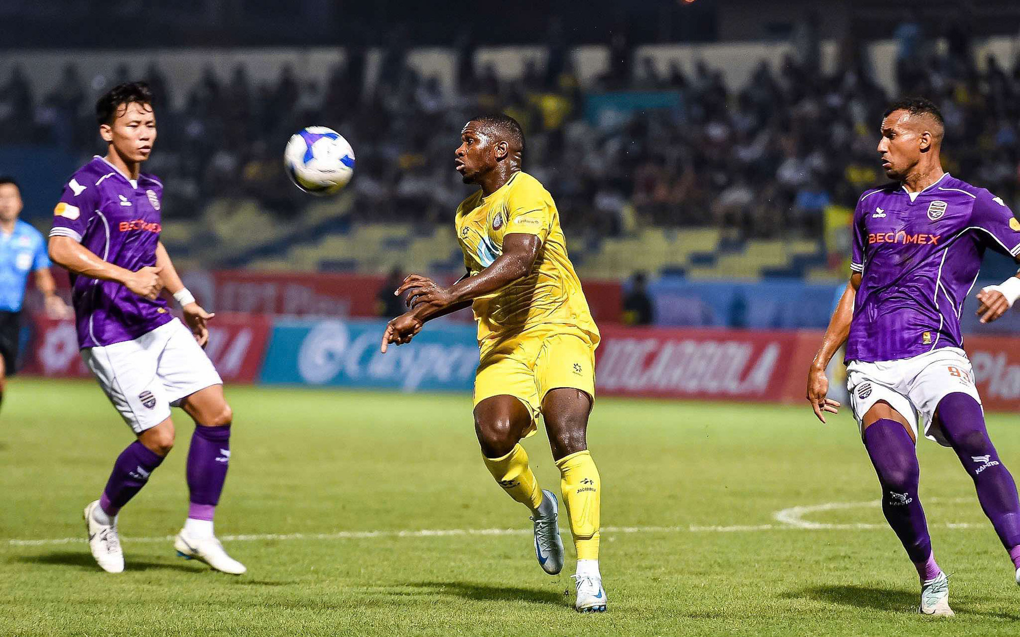 Video: Tiến Linh lập cú đúp giúp Bình Dương thắng Thanh Hóa 2-1 - Ảnh 1.