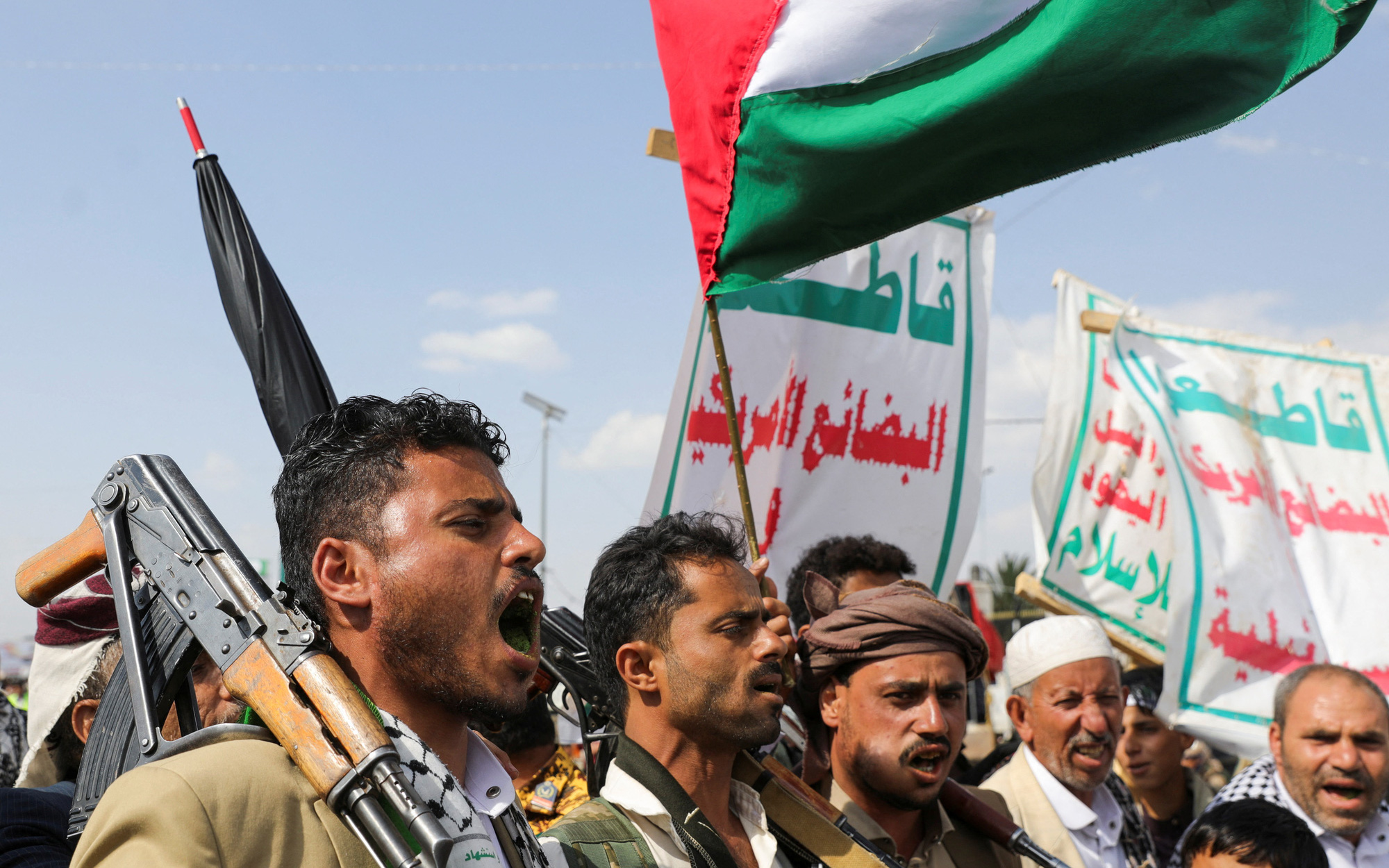 Israel nói Houthi viết chữ ‘siêu vượt âm’ lên tên lửa đạn đạo - Ảnh 2.