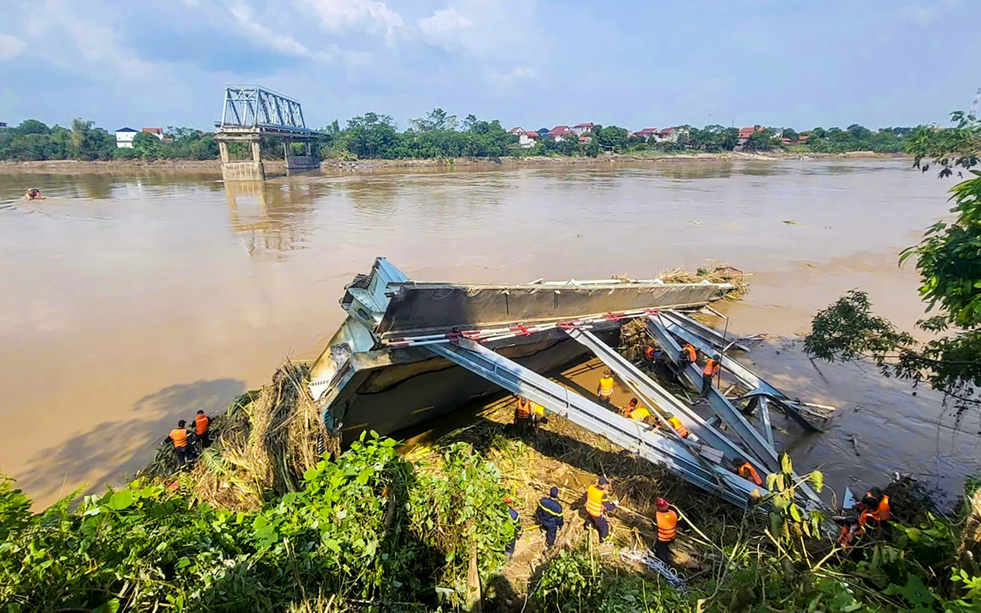 Vụ sập cầu Phong Châu: 'Người nhái' lặn tìm người mất tích - Ảnh 2.