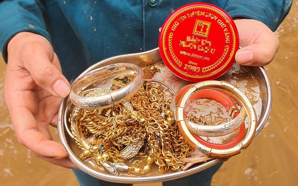 Anh em Hà Nội, Đà Nẵng sửa xe miễn phí giúp bà con Yên Bái sau lũ - Ảnh 5.