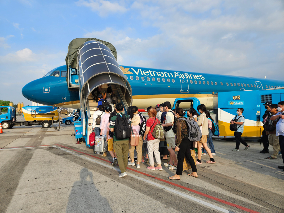 Vietnam Airlines Group mở bán1,5 triệu vé máy bay dịp Tết Nguyên đán 2025 - Ảnh 1.