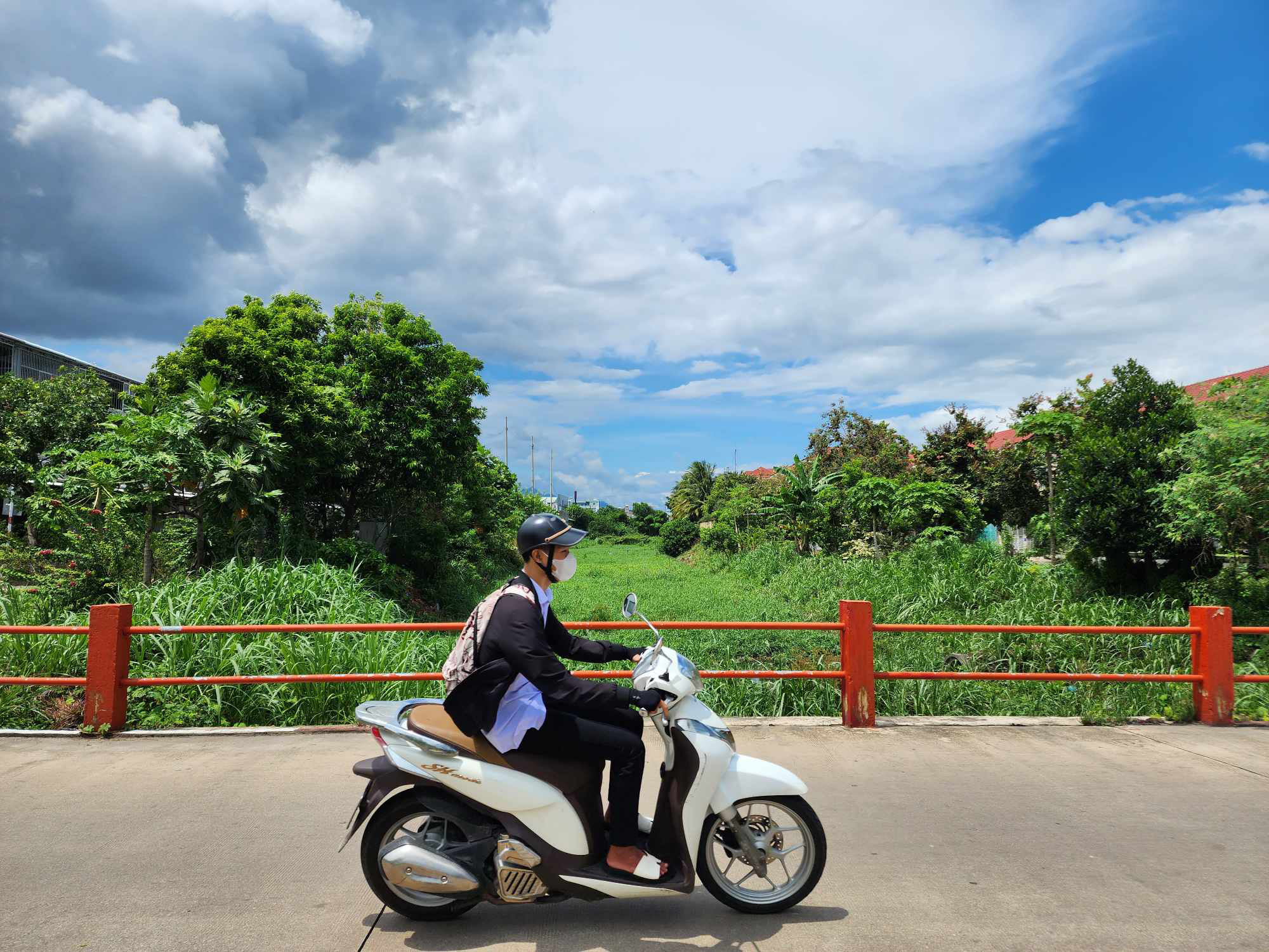 Lối thoát nước như ruộng rau, rừng cây, người dân nói: TP Quảng Ngãi không ngập mới lạ - Ảnh 1.