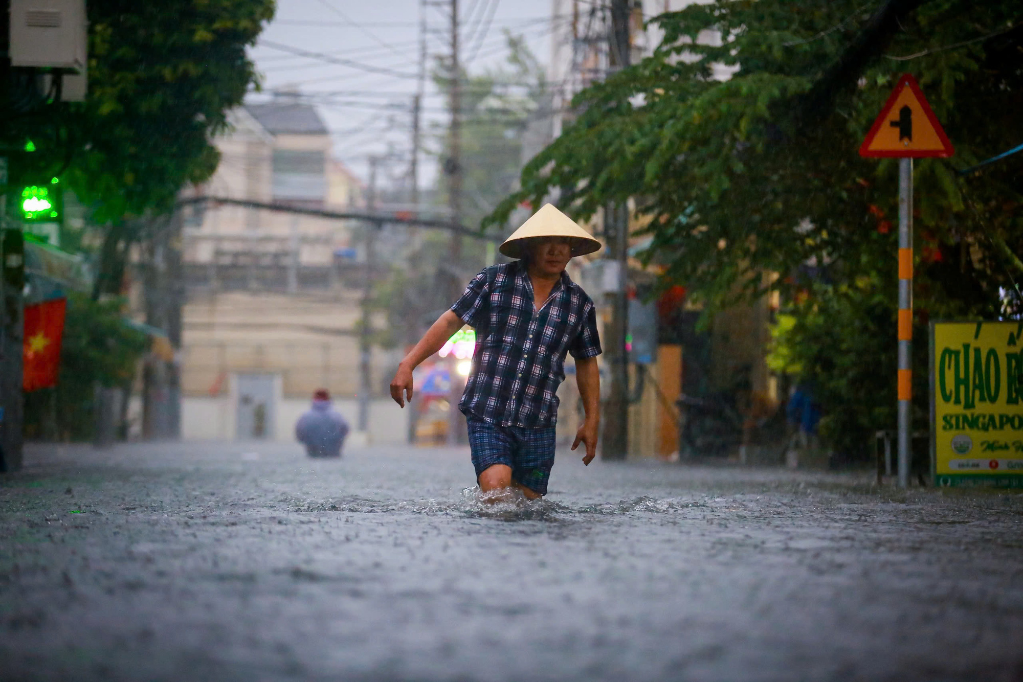 Ảnh hưởng dải hội tụ nối với áp thấp nhiệt đới, TP.HCM, Nam Bộ còn mưa to cả tuần - Ảnh 1.