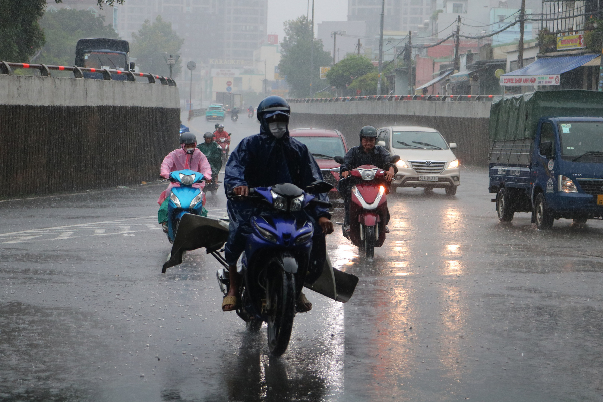 Thời tiết hôm nay 19-9: Trung Bộ mưa rất to; Tây Nguyên, Nam Bộ mưa diện rộng - Ảnh 1.