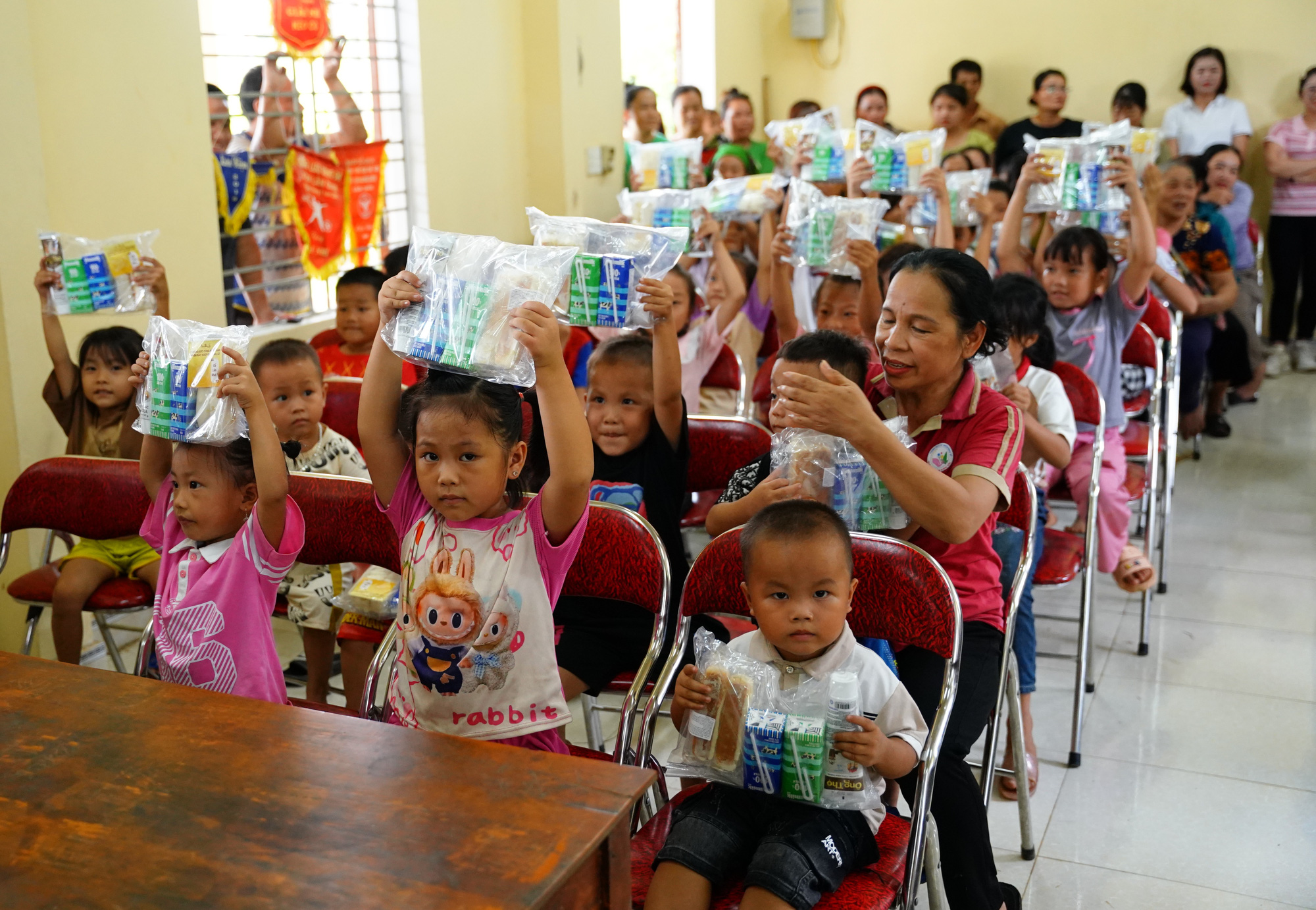 Vinamilk đón trung thu cùng trẻ em khó khăn, vùng bão lũ - Ảnh 6.