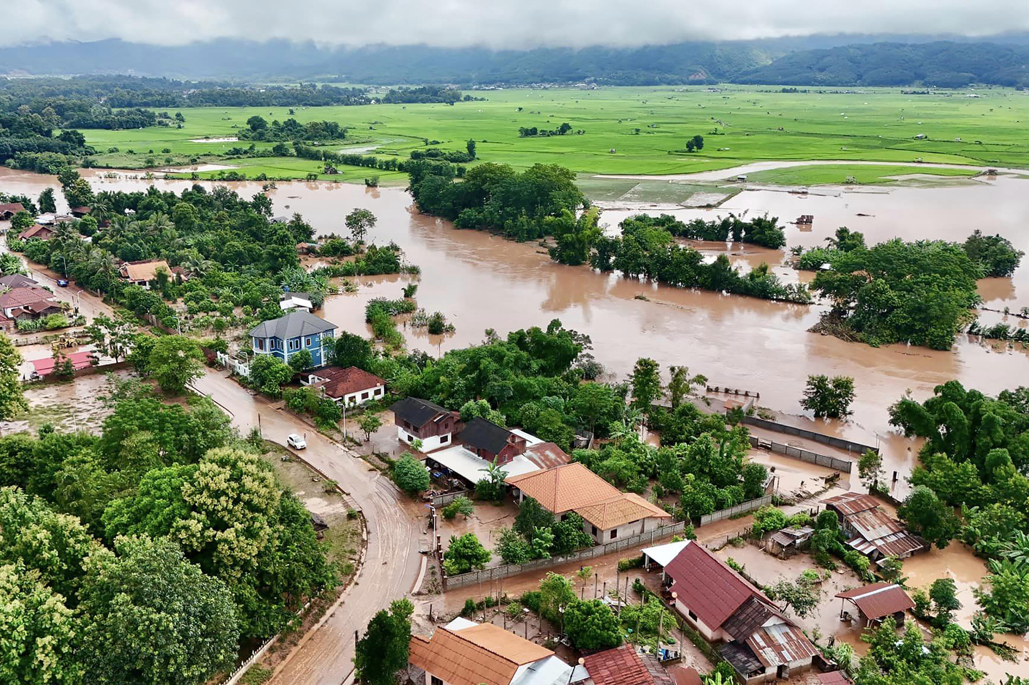 Việt Nam thăm hỏi tình hình mưa lũ, sạt lở tại Lào - Ảnh 1.