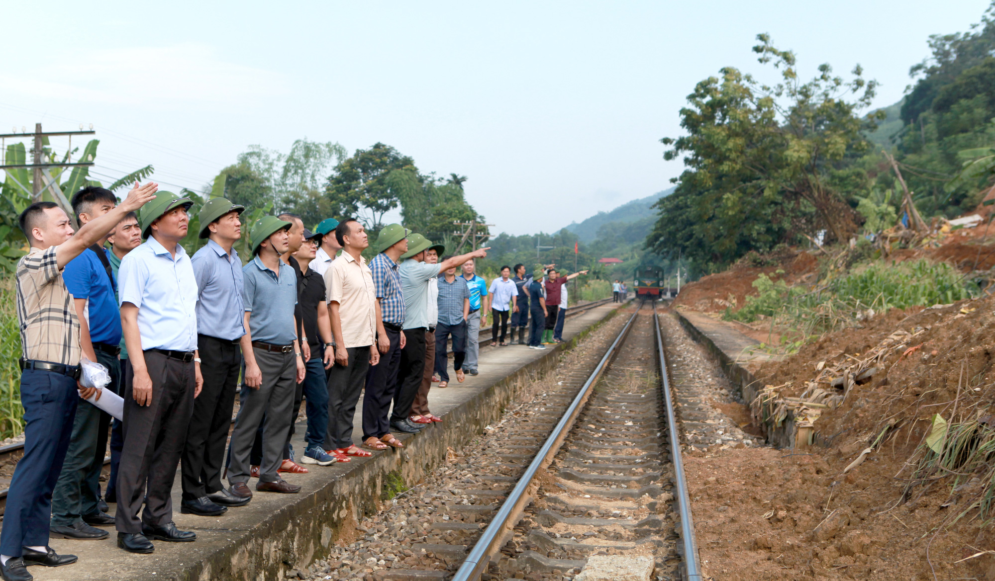 Nguy cơ sạt lở trùm xuống Lâm Giang nên chưa chạy tàu khách - Ảnh 4.