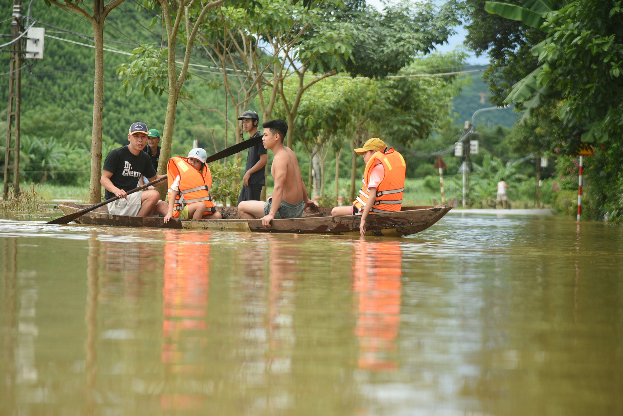 Nước sông Cu Đê dâng cao, xã miền núi Đà Nẵng ngập lụt - Ảnh 1.